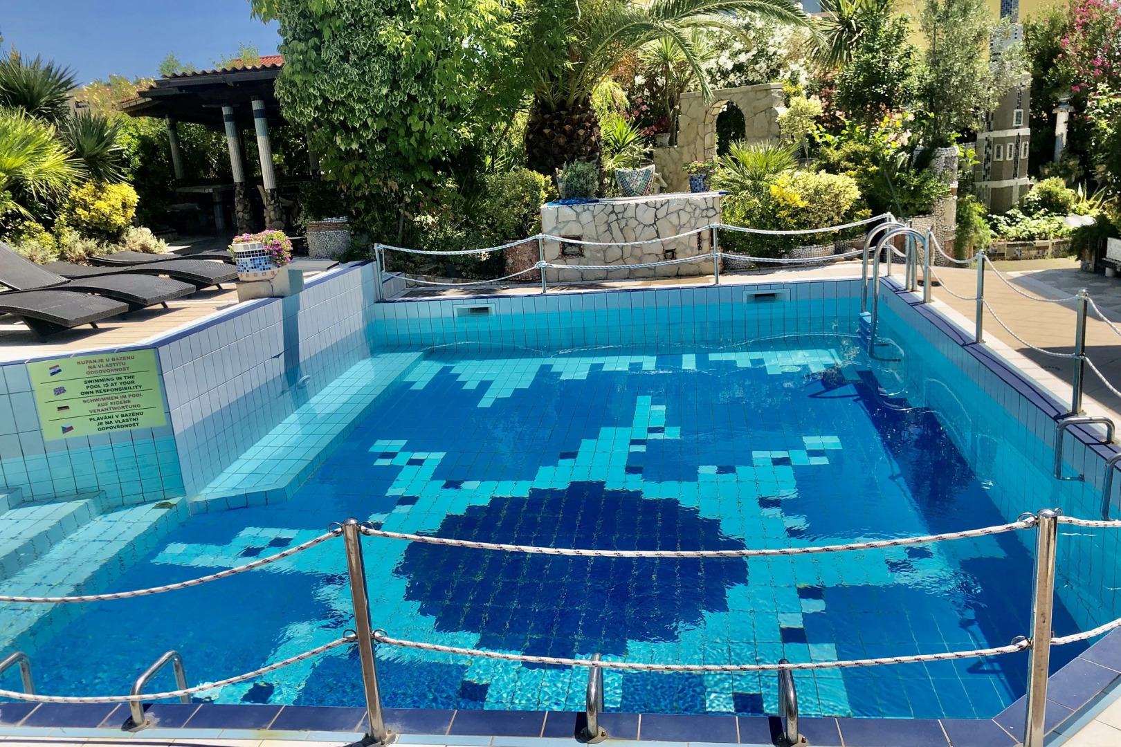 Pool Apartment Mes 4