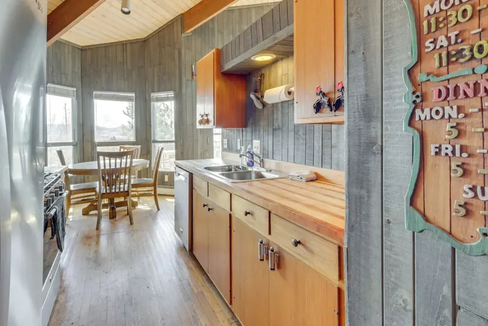 Panoramic Mountain-view Retreat w/ Hot Tub + Deck!