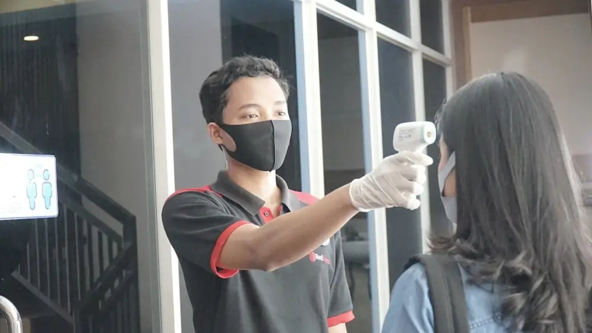 RedDoorz near GOR Satria 3