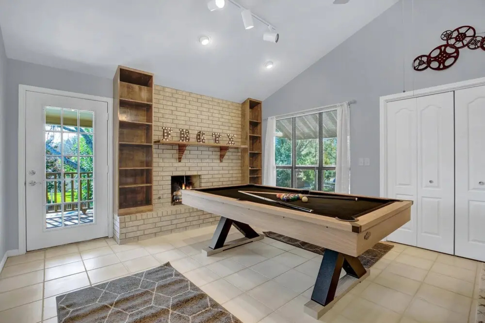 Huge Luxury Home Hot Tub and Sauna 2 mi to Dwntn