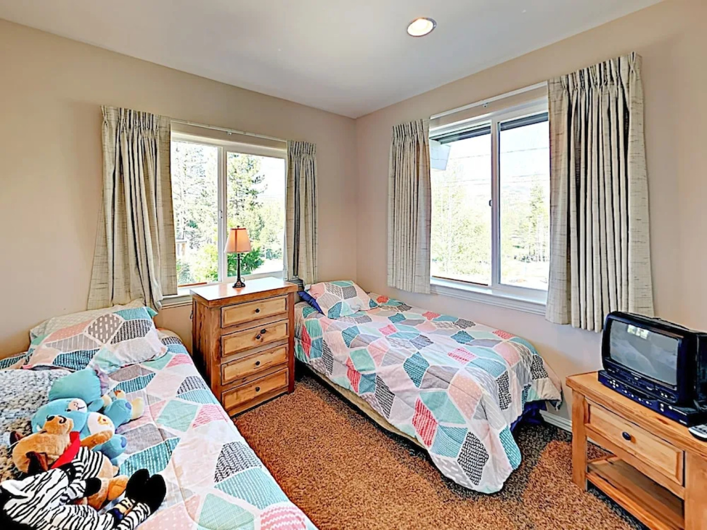 New Listing! Mountain-View Eden W/ Spacious Balcony Home