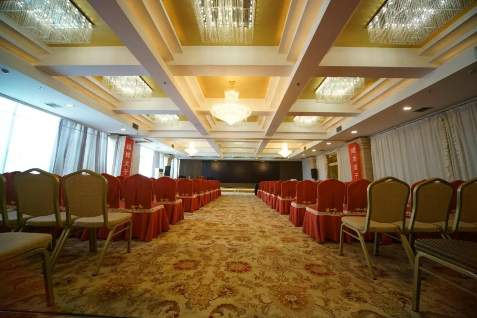 Yili Huacheng Hotel (Liuxing Street)