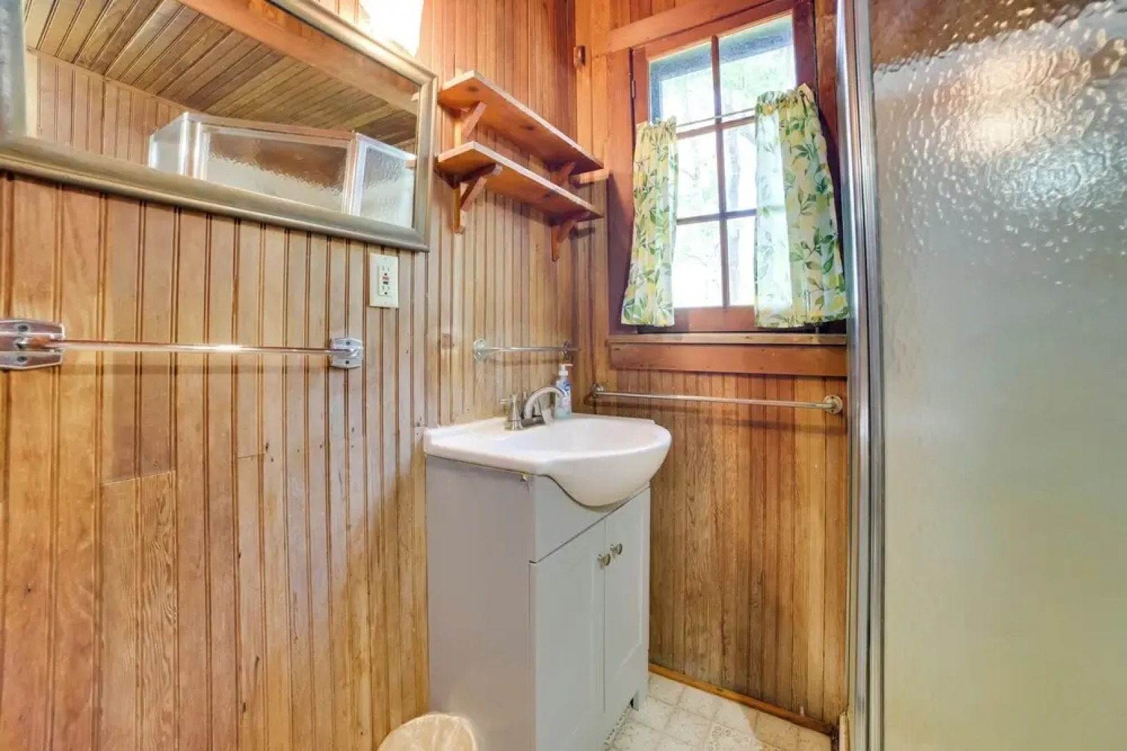 Fish, Boat & Relax: Lakefront Cedarville Cabin