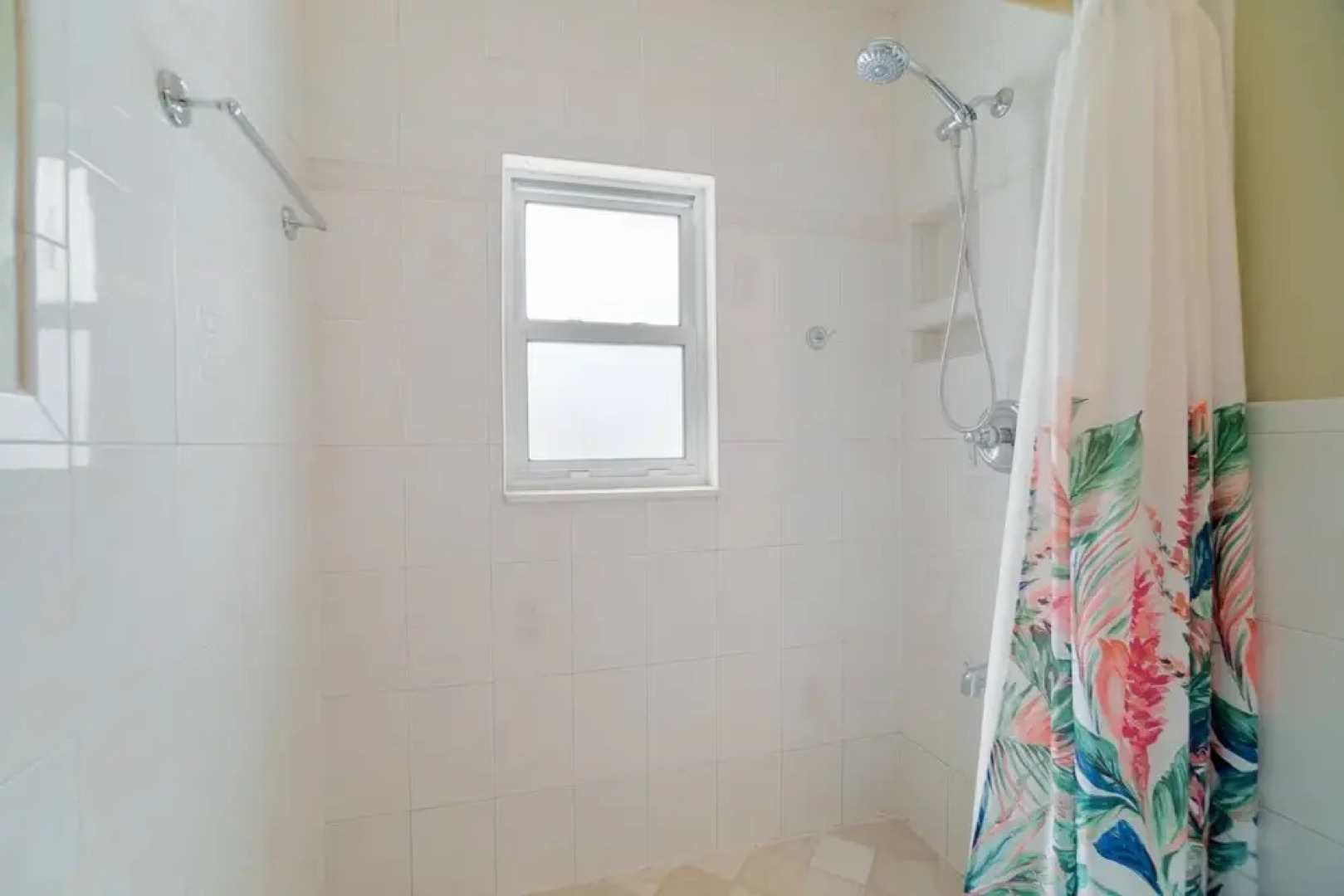 The Secret Garden - The Cottage Near Beach, Shops, Restaurants, Pet Friendly, Close to Lucerne Ave!