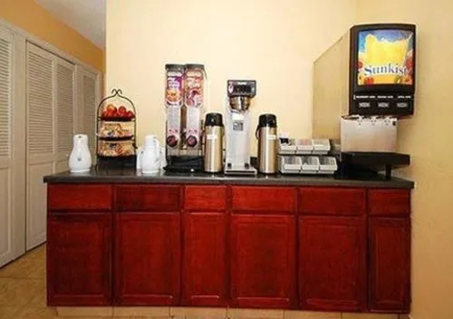 Rodeway Inn & Suites