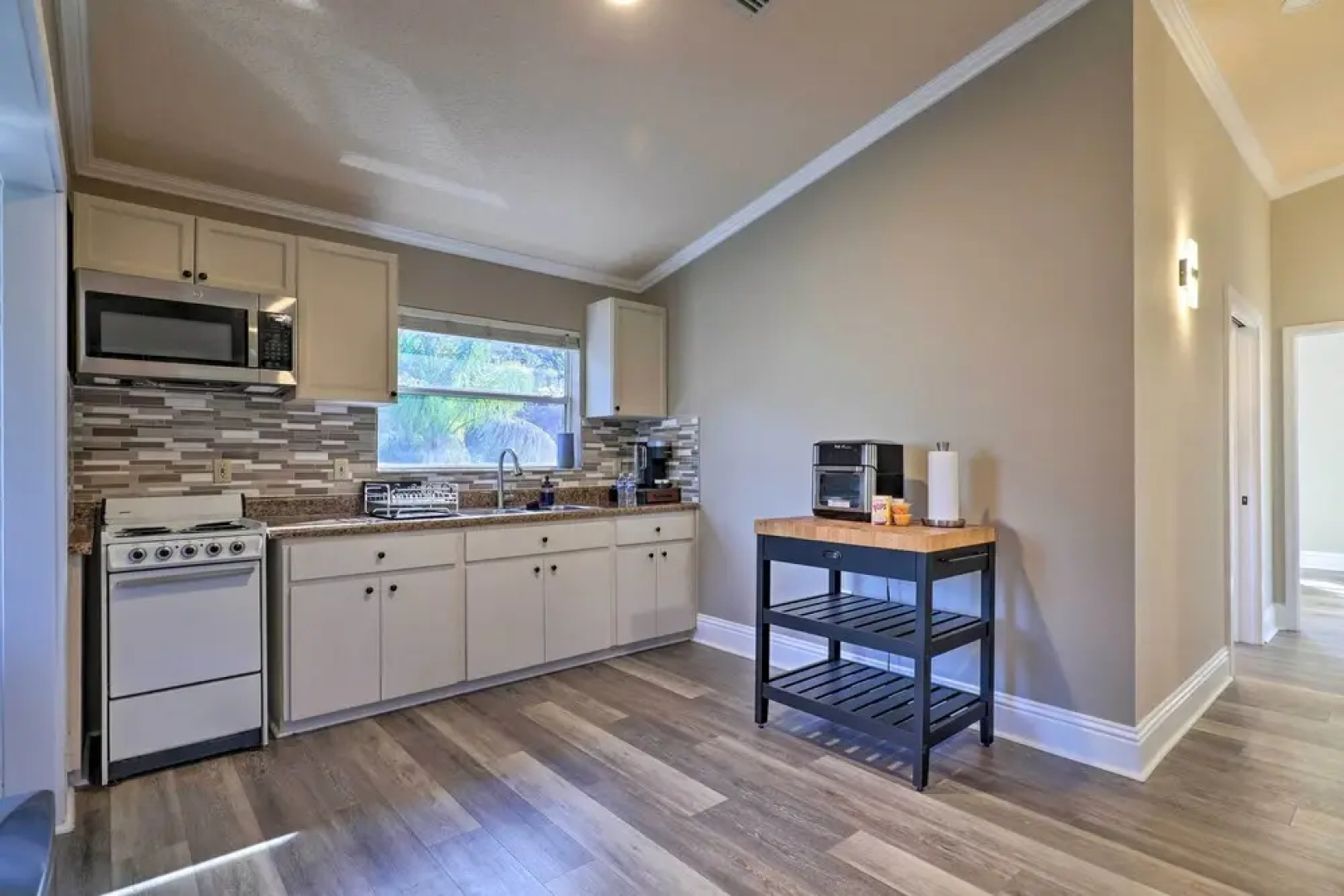 Charming Port Richey Retreat w/ Shared Dock