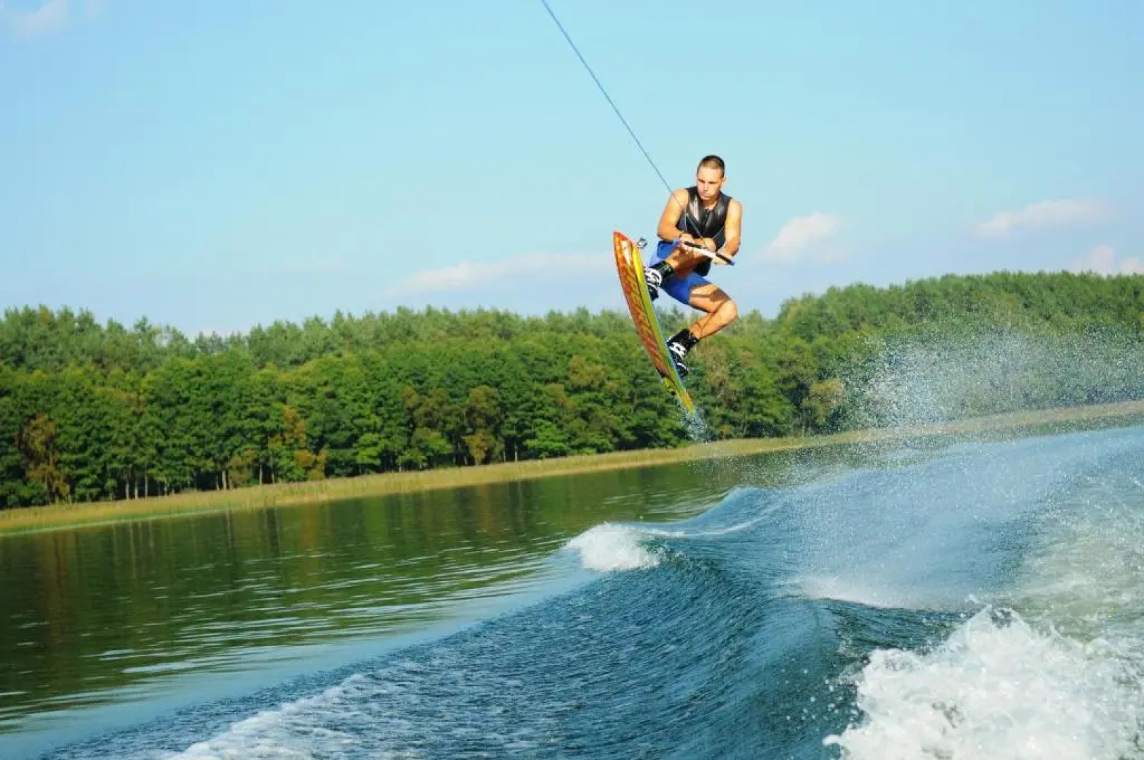 Pirties namelis ant ežero kranto