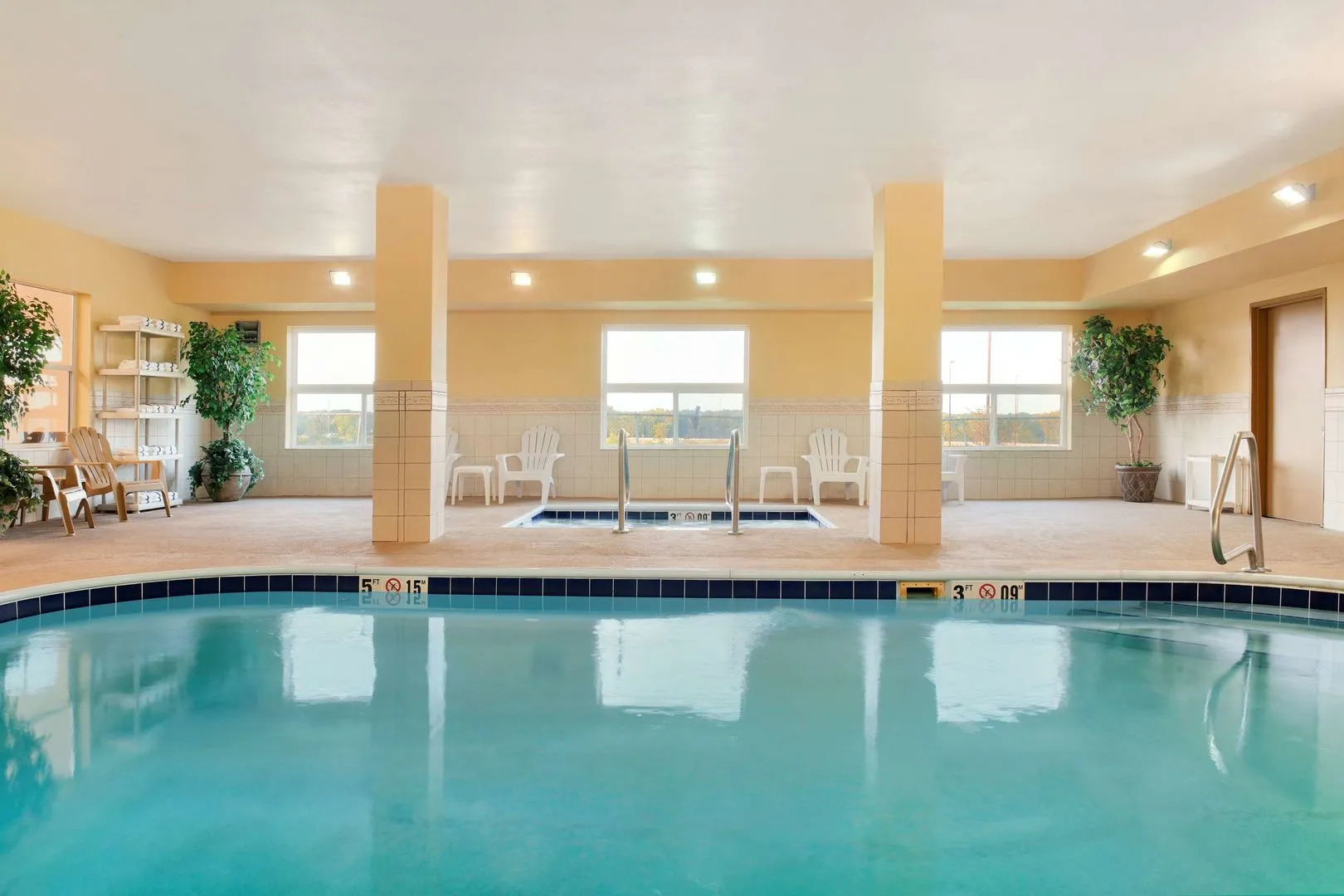 Country Inn & Suites by Radisson, Moline Airport, IL