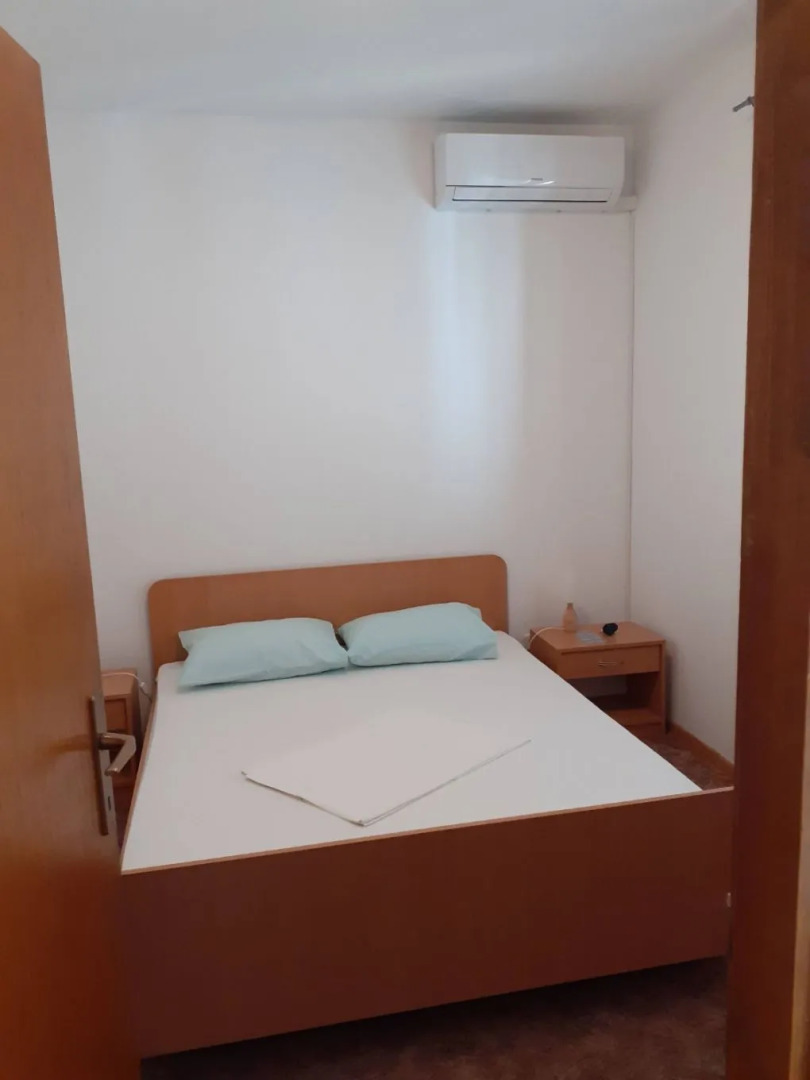 Apartment Mario - afordable & close to center: A2 Pirovac, Riviera Sibenik