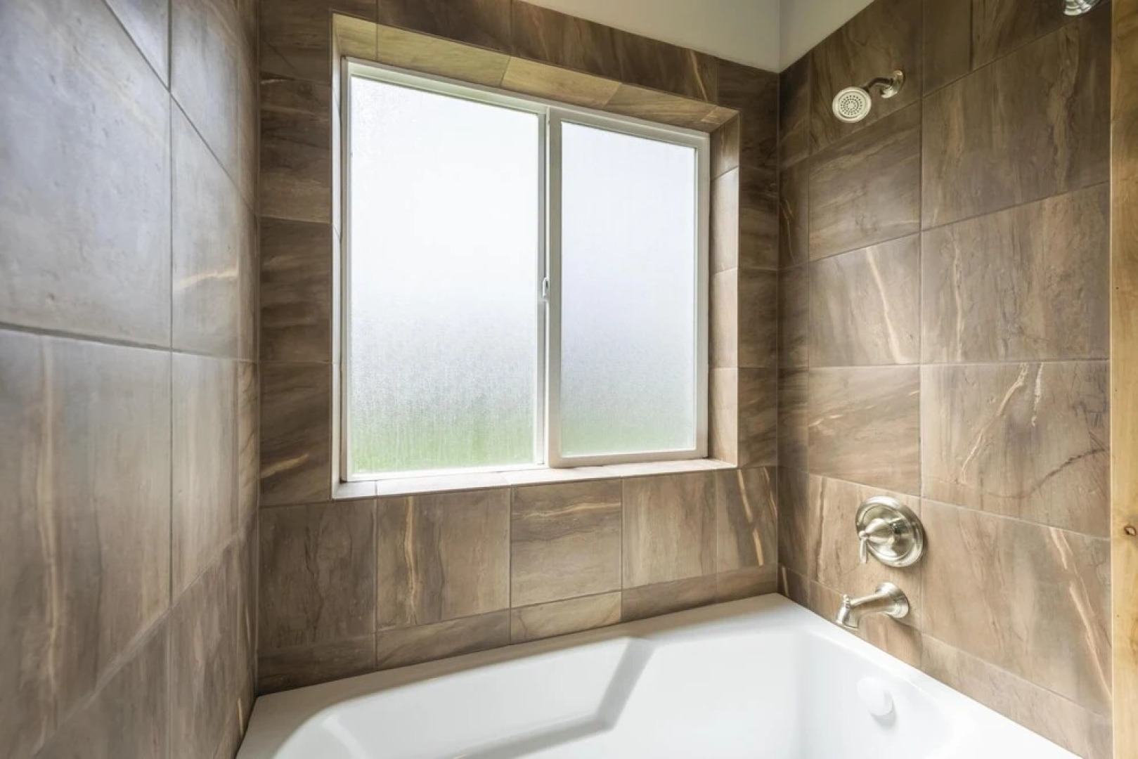 Beautiful Modern Lakefront Home - Private Beach Access, Clubhouse, Pool, & Hot Tub