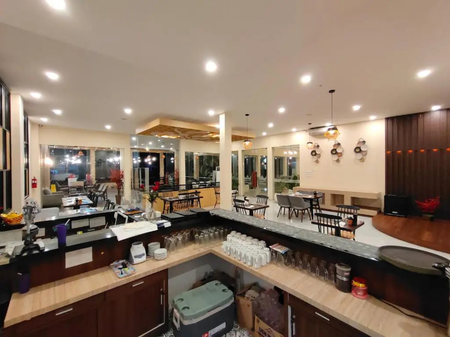 Dreamland Hotel And Lounge