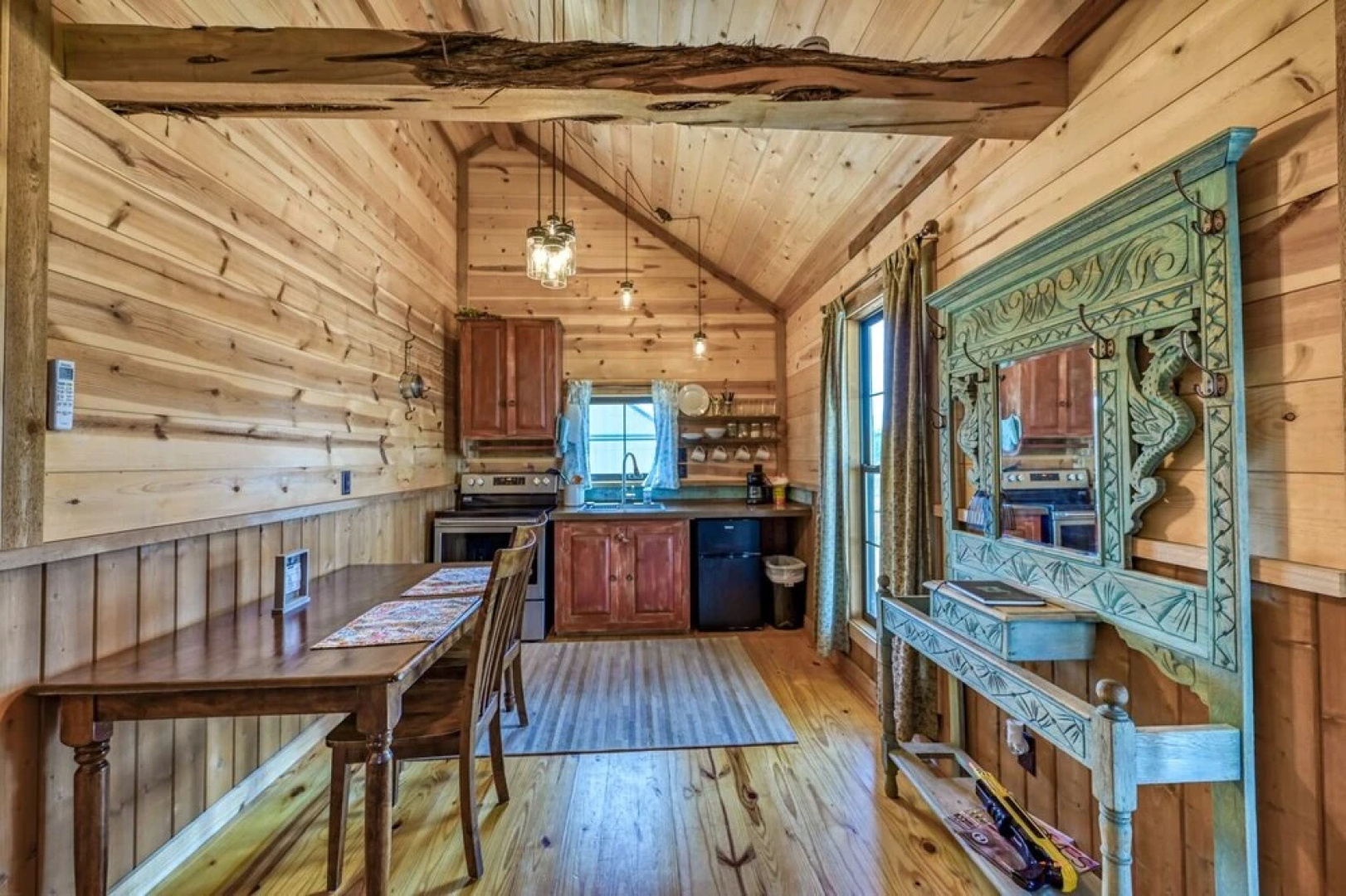 Quaint Cabin in the Heart of 290 Wine Trail