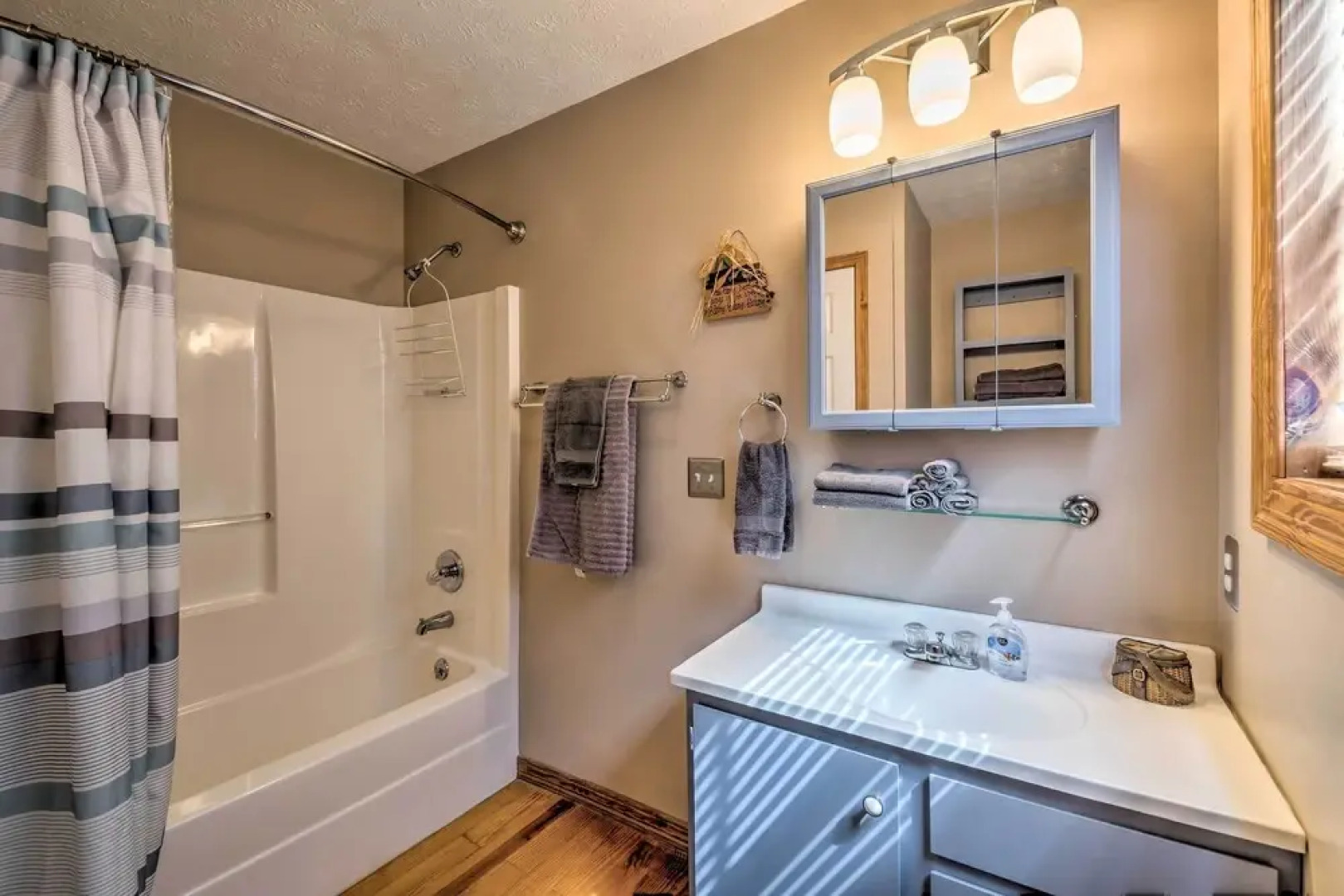 Lake House w/ Hot Tub + Fire Pit - 1 Mi to Marina!