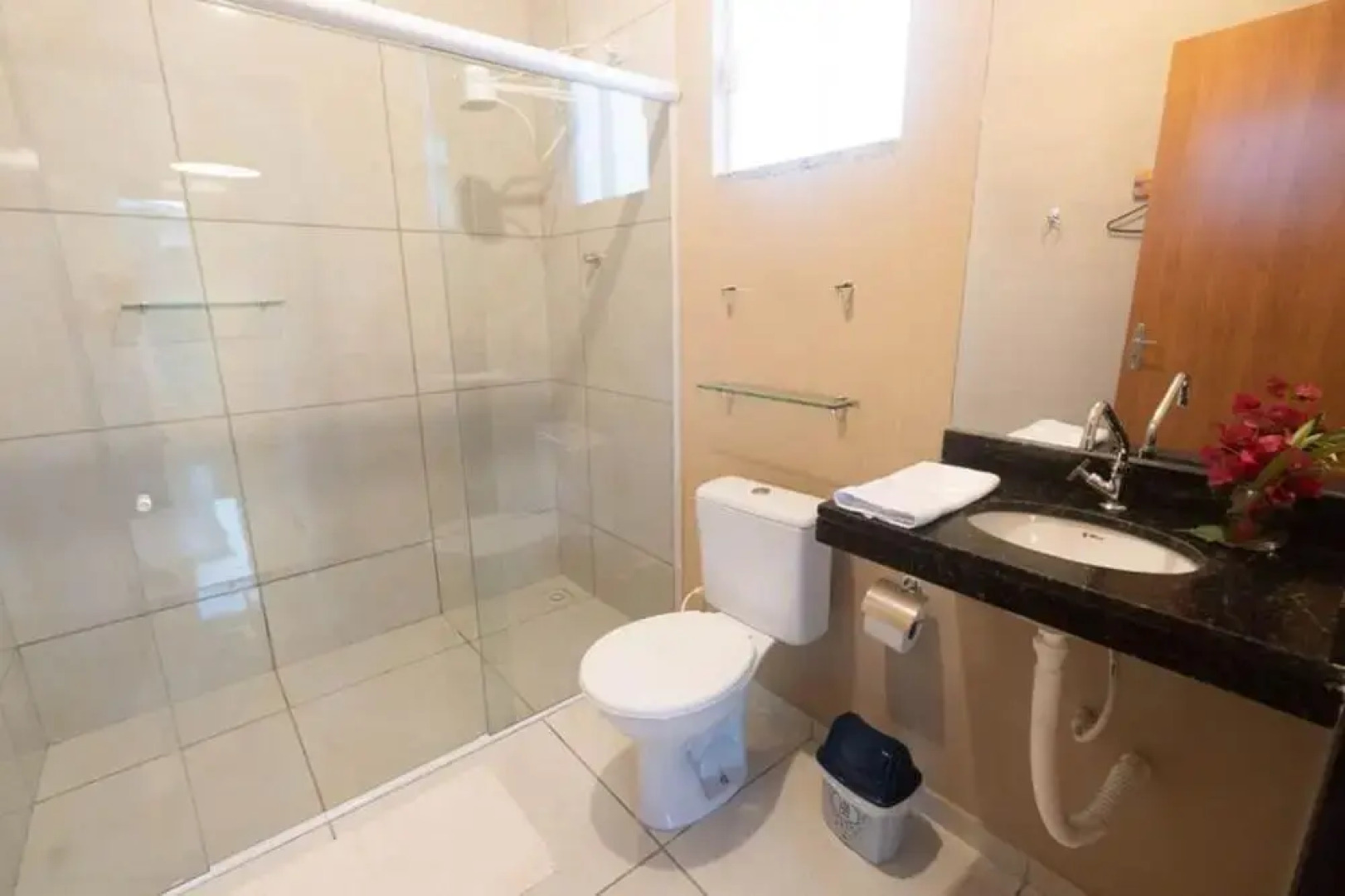 Chal Aconchegante com Vista Jardim em Vila - 03