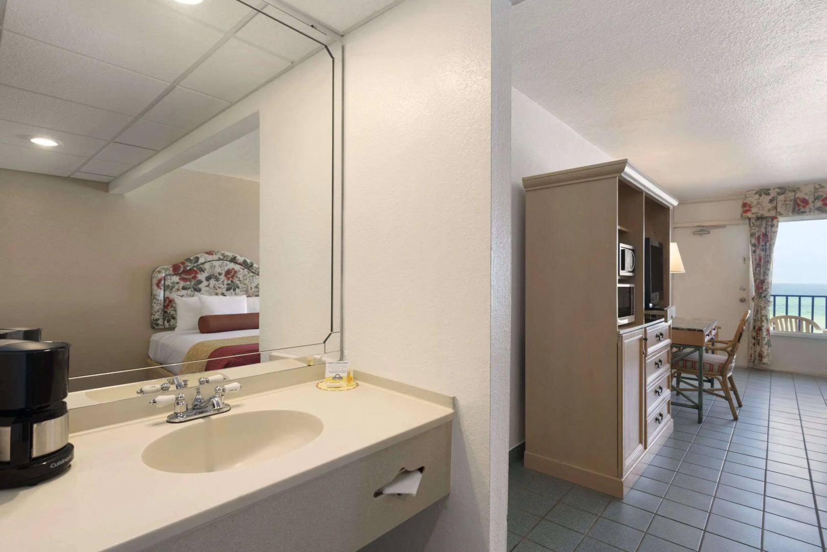 Days Inn by Wyndham Panama City Beach/Beachfront Resort