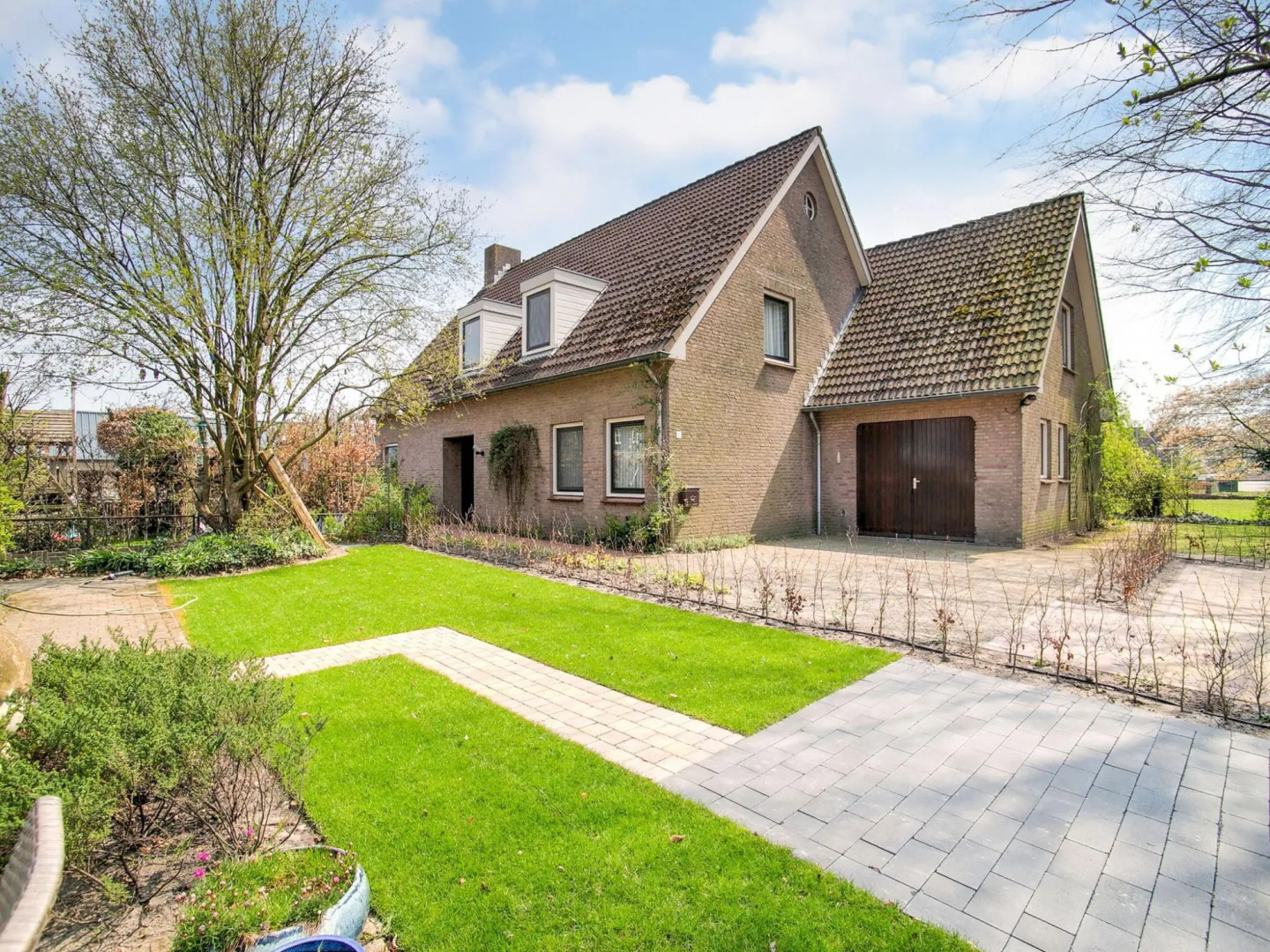 Spacious Holiday Home close to the Efteling in Nieuwkuijk with Terrace