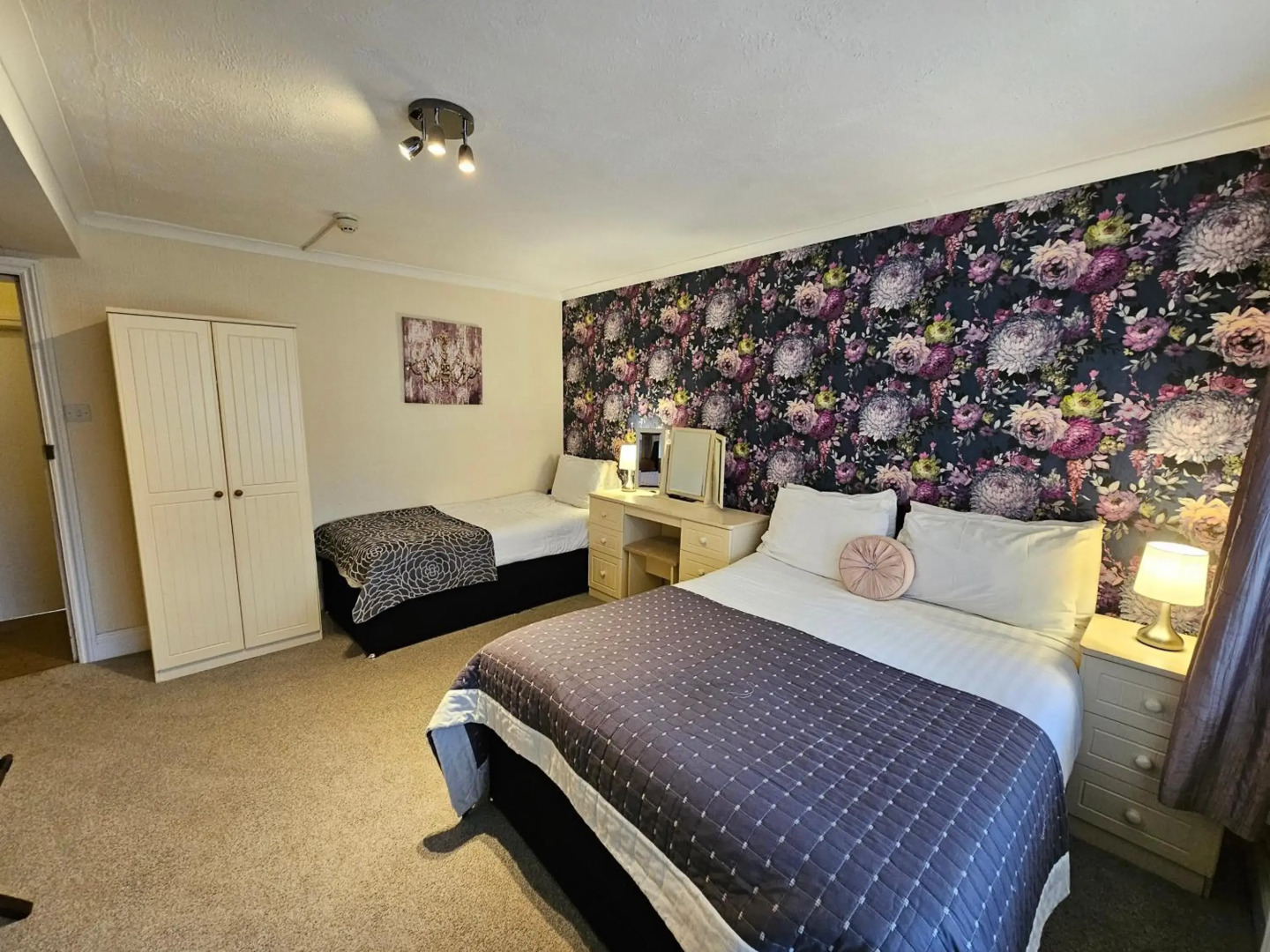 Rivelyn Hotel Bar & Restaurant