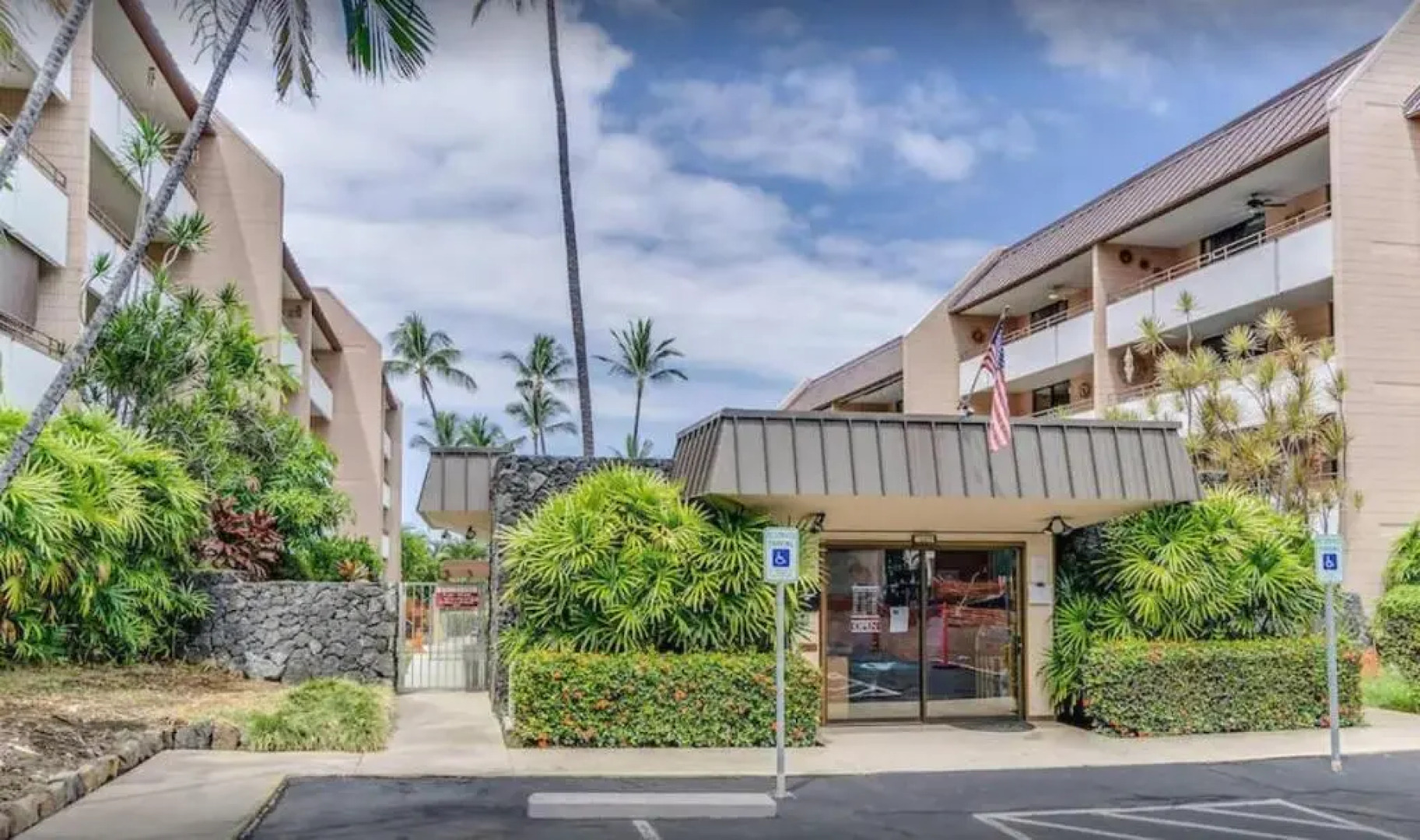 White Sands Beach Condo #324. BIG PATIO!! Ocean and Mountains across from beach!