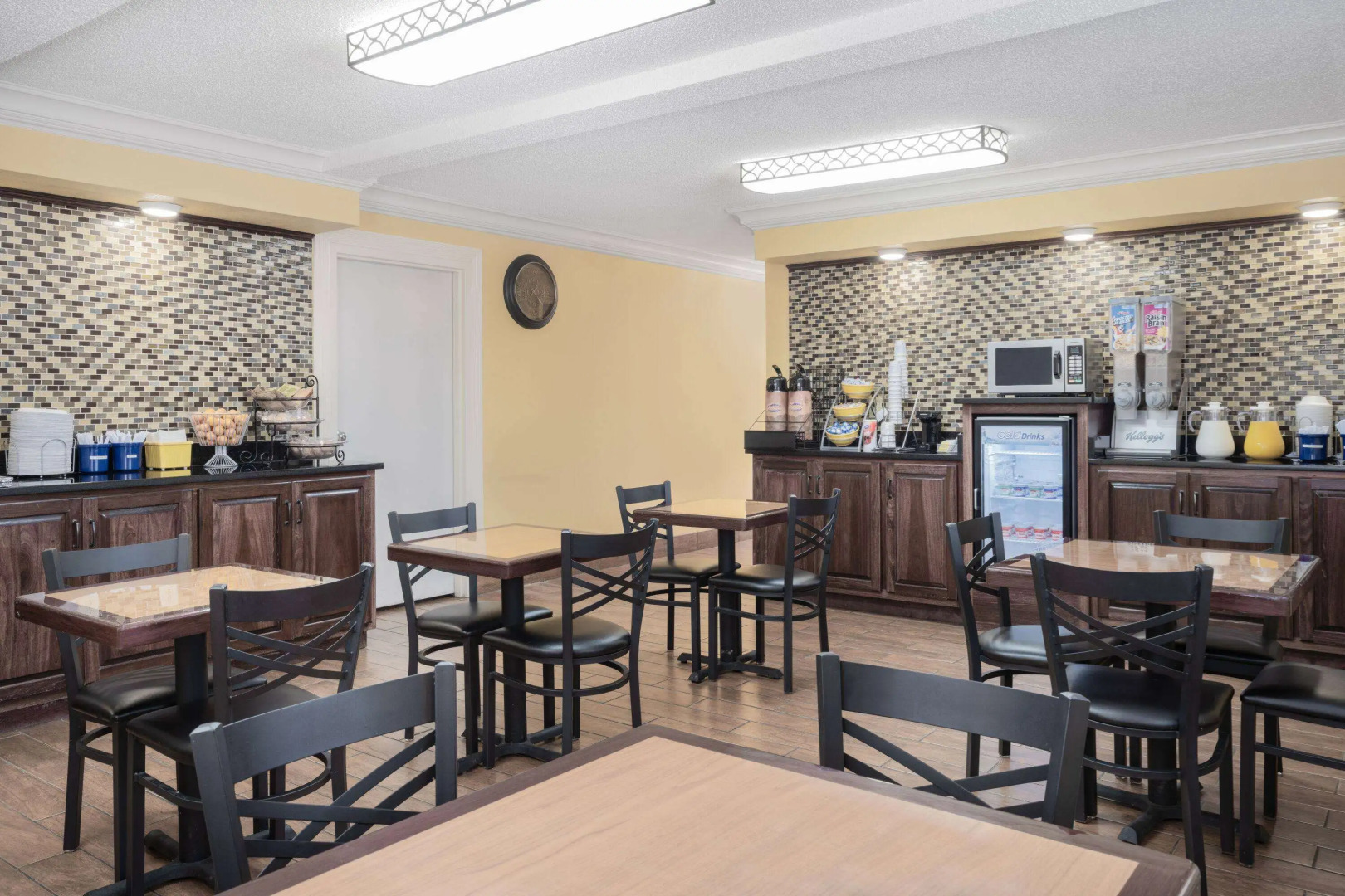 Days Inn by Wyndham Macon I-475