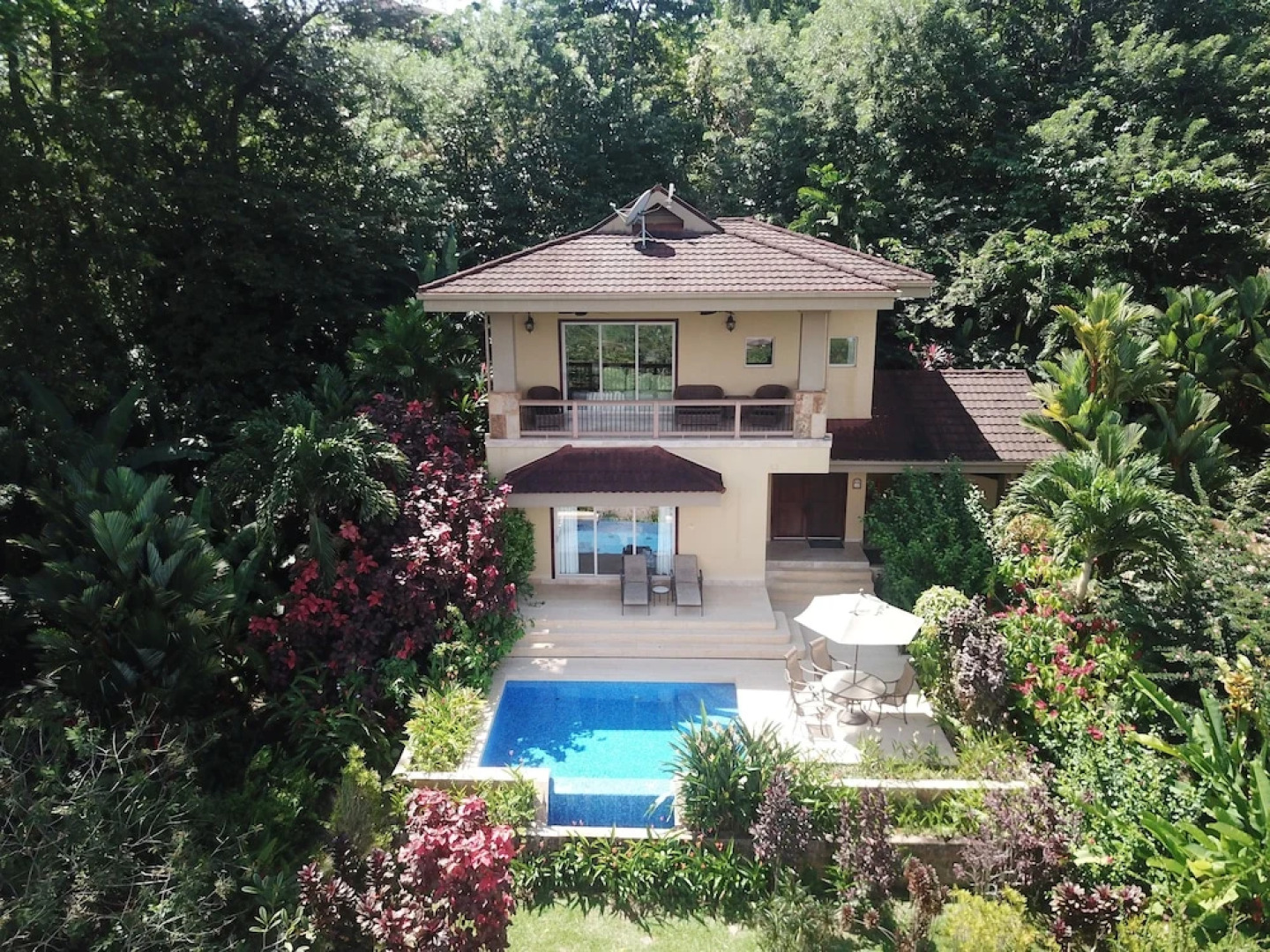 The Island Hub at Red Frog Beach Resort