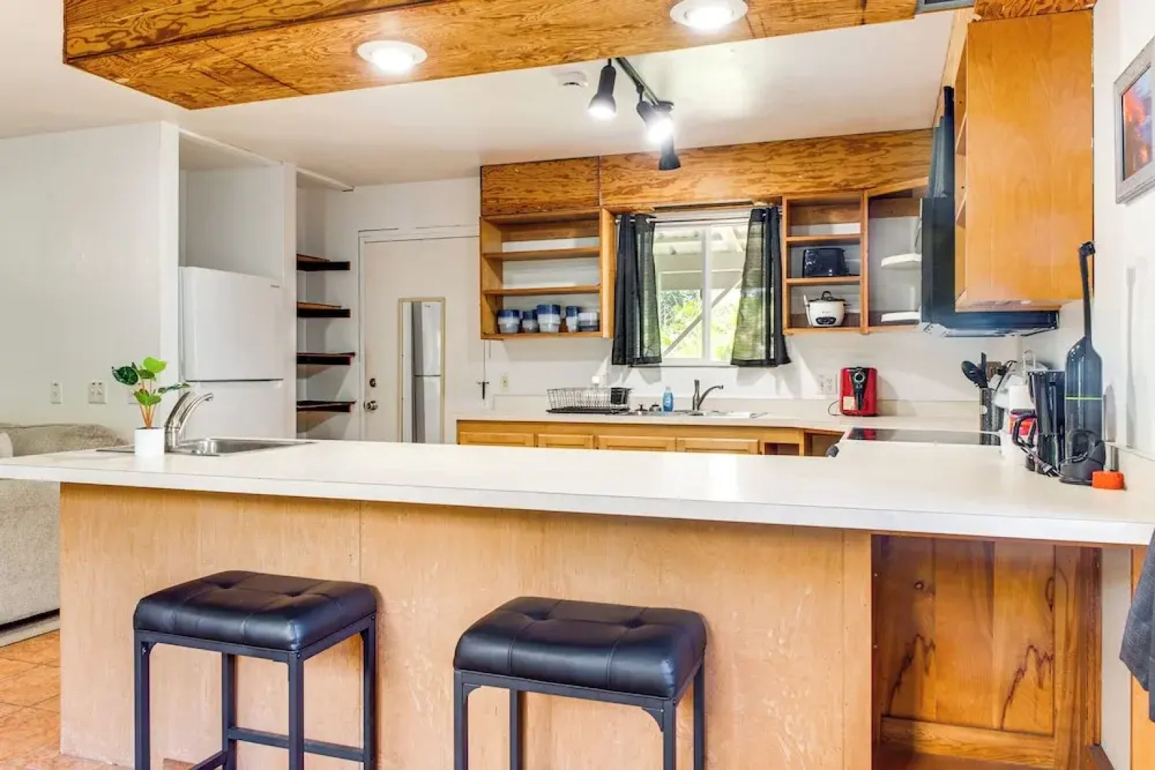 4 Mi to Beach: Keaau Retreat w/ Relaxing Porch!