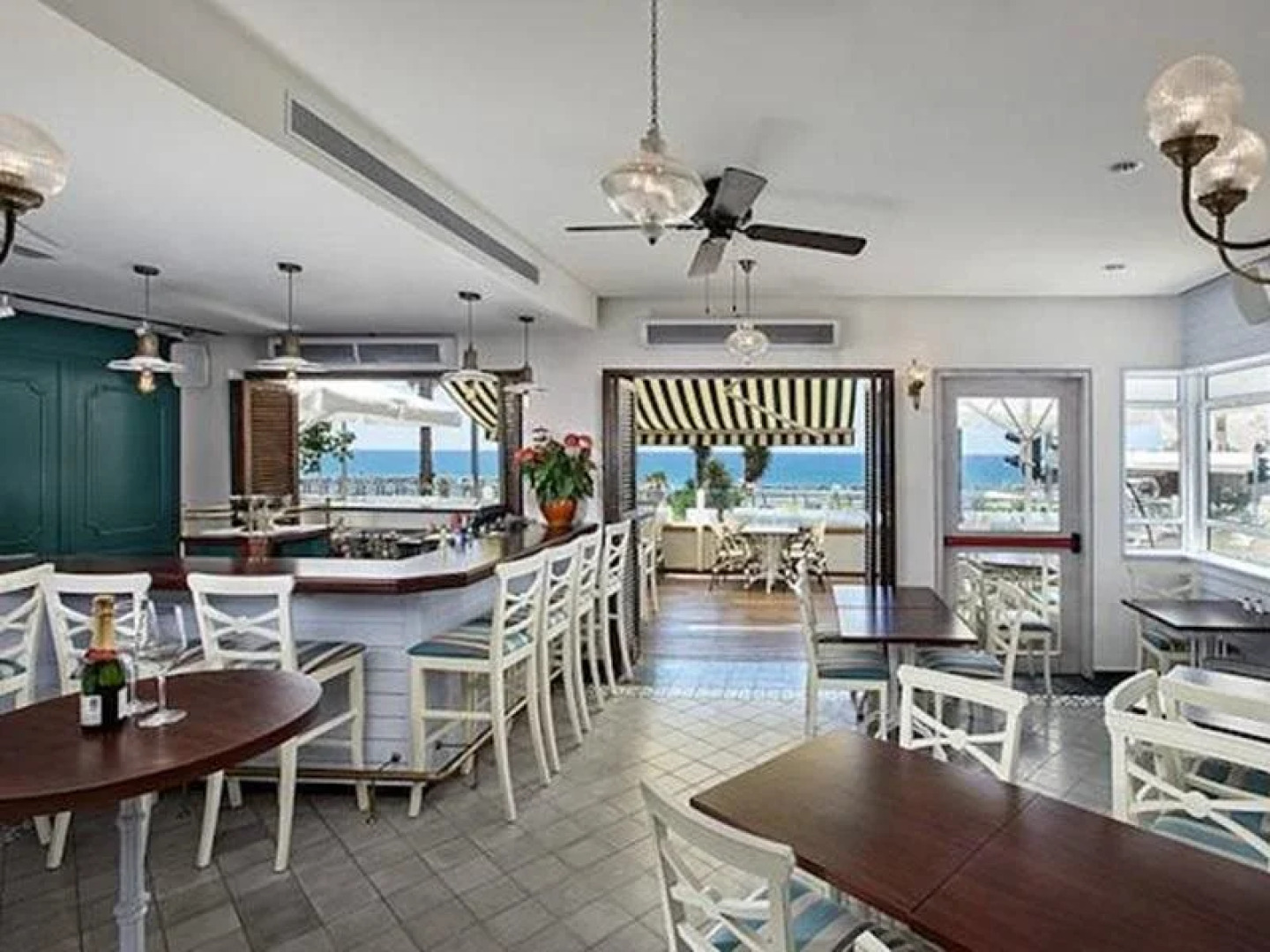 Gordon Hotel & Lounge