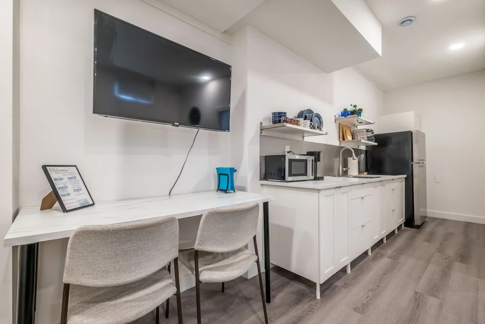 Spacious Newly Renovated 1 Bedroom Suite