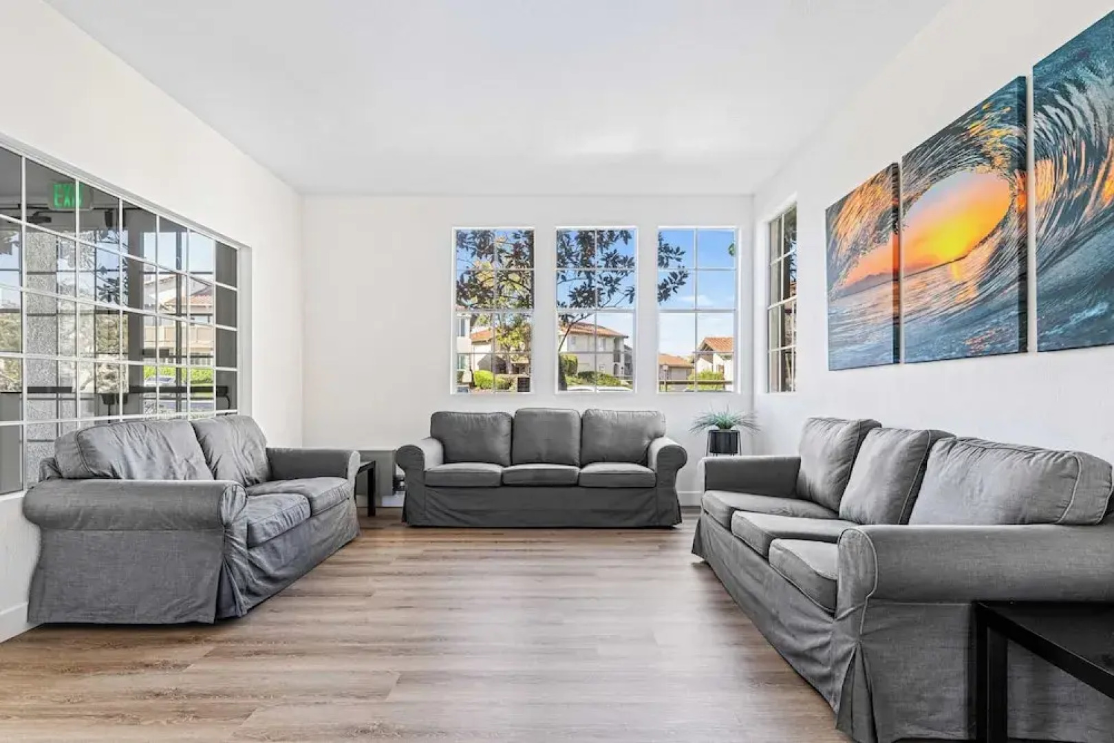 Walk to Beach Pool, Hot Tub, Private Patio, Parking Seabreeze Retreat