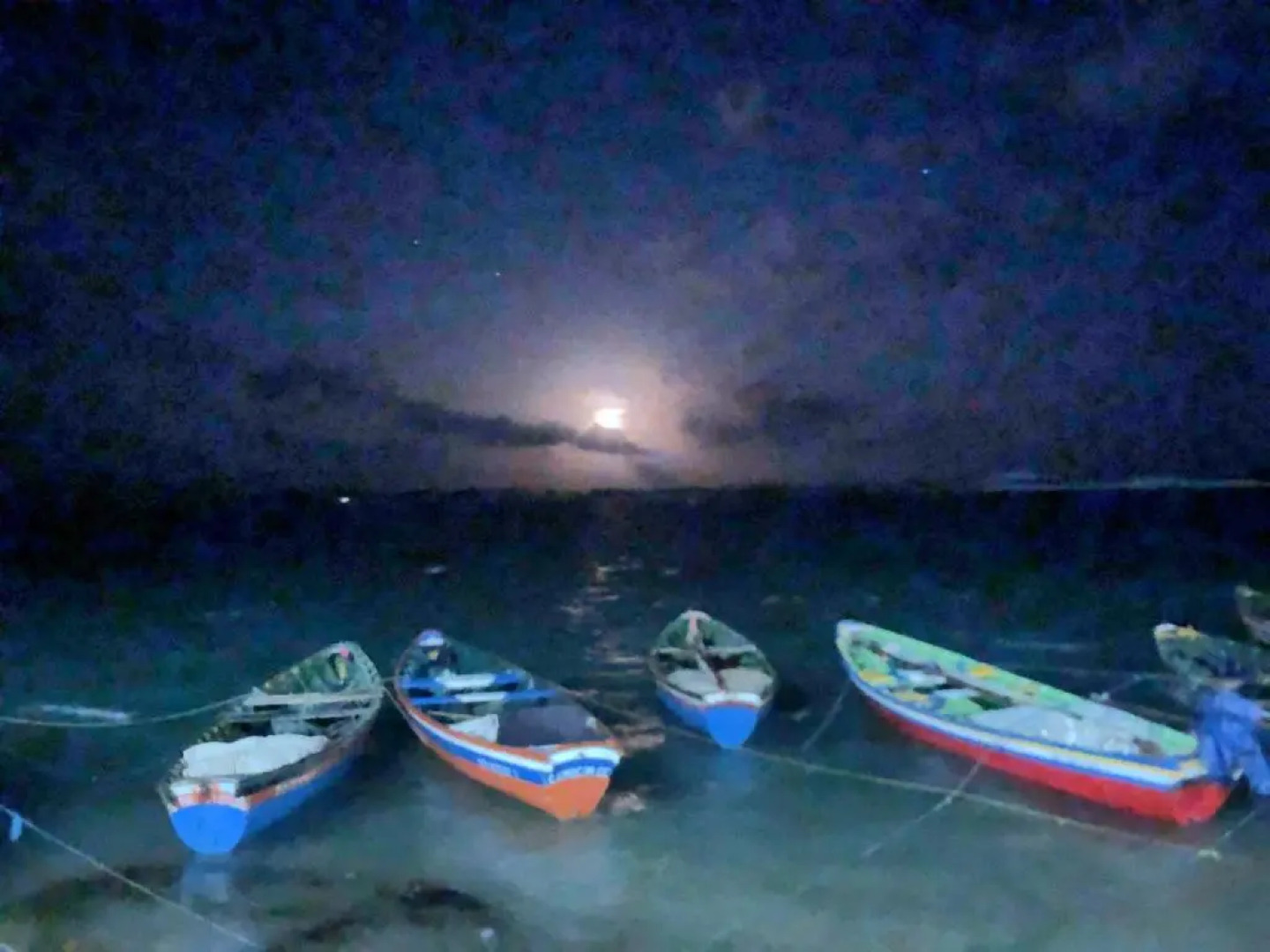 Feitosa's Beach House, Casa frente mar com capacidade para 6 pessoas estrutura completa com 2 suites