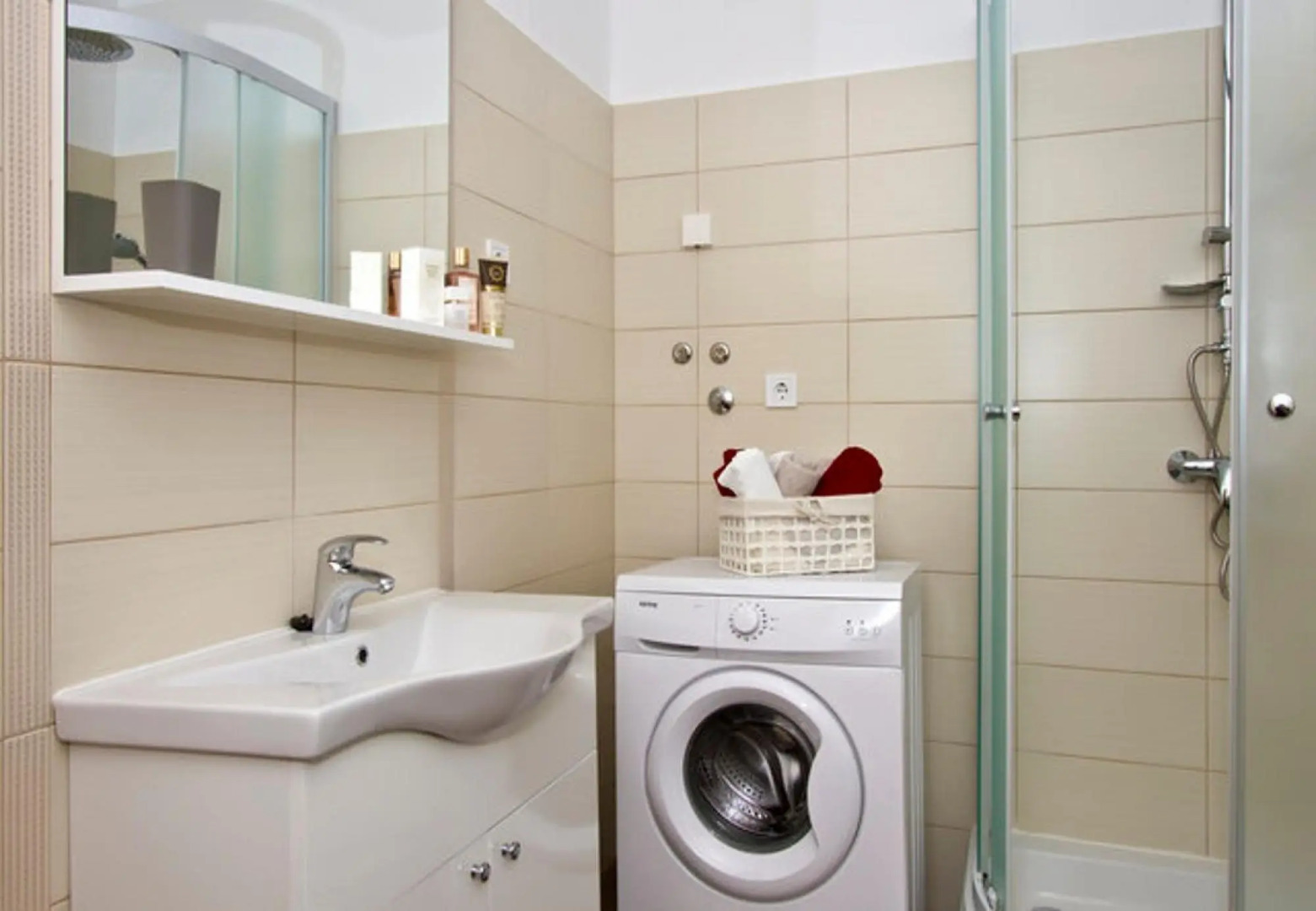 Miho - With Pool - H