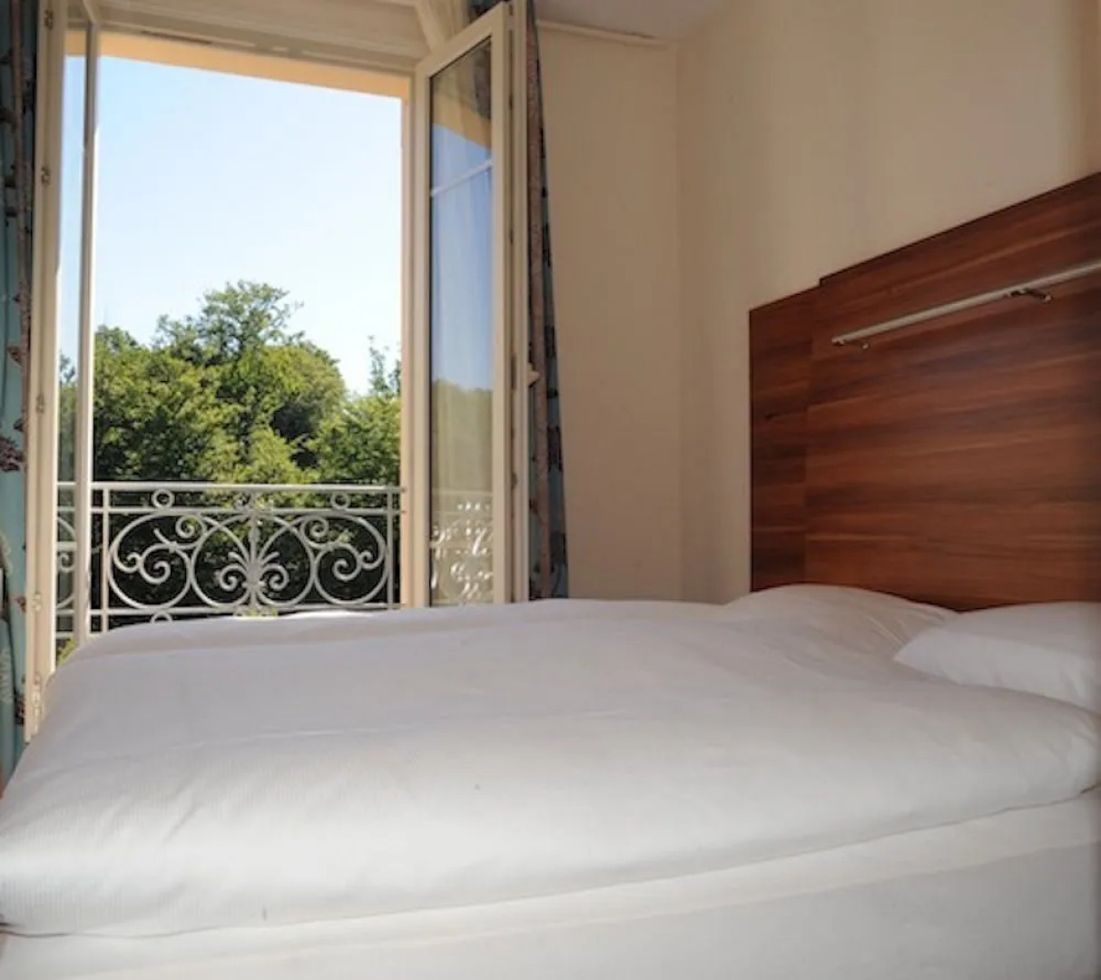 Albert Premier Hotel