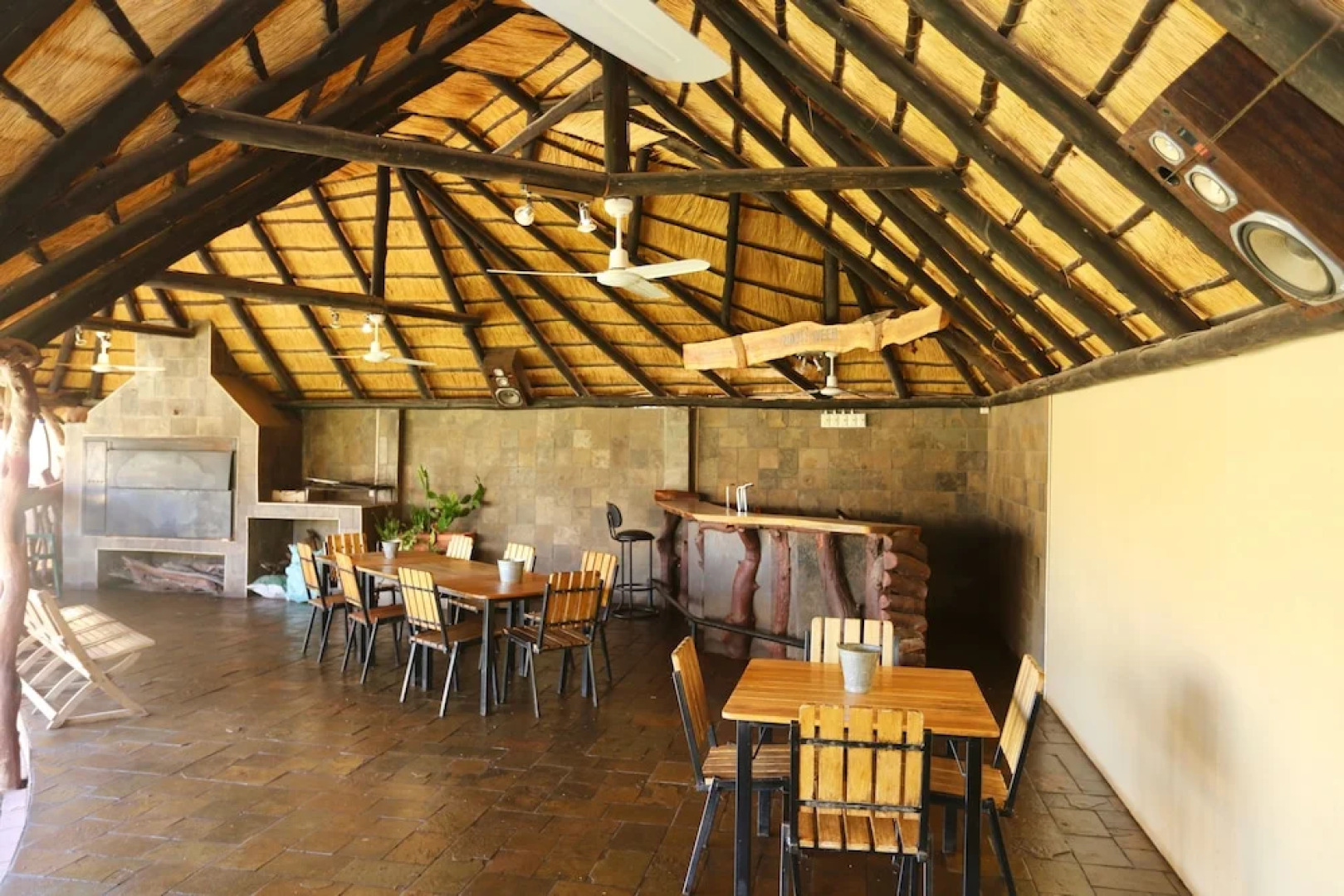 Stoney's Country Hotel