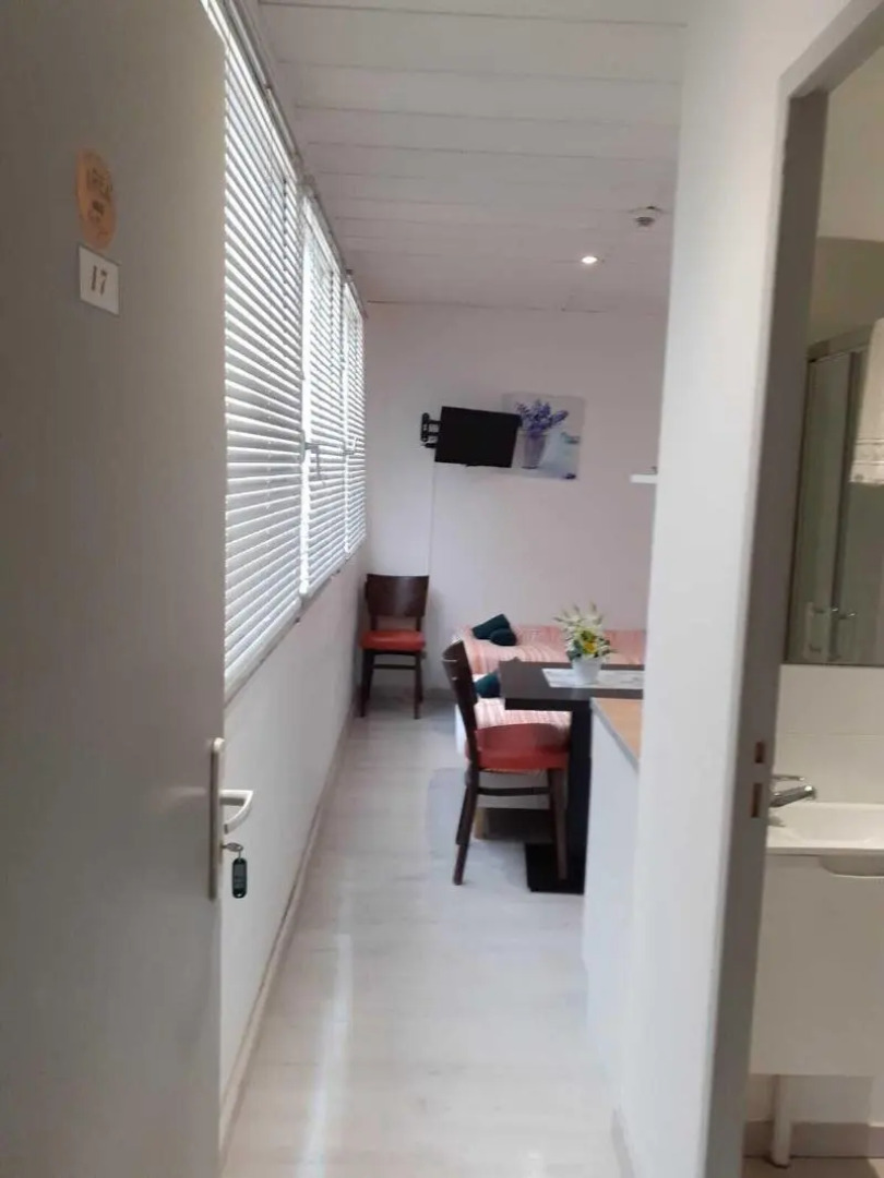 Apparthotel Area, Studios avec Salles de bains et kitchenettes privatives et Chambres avec cuisine et salle de bains communes