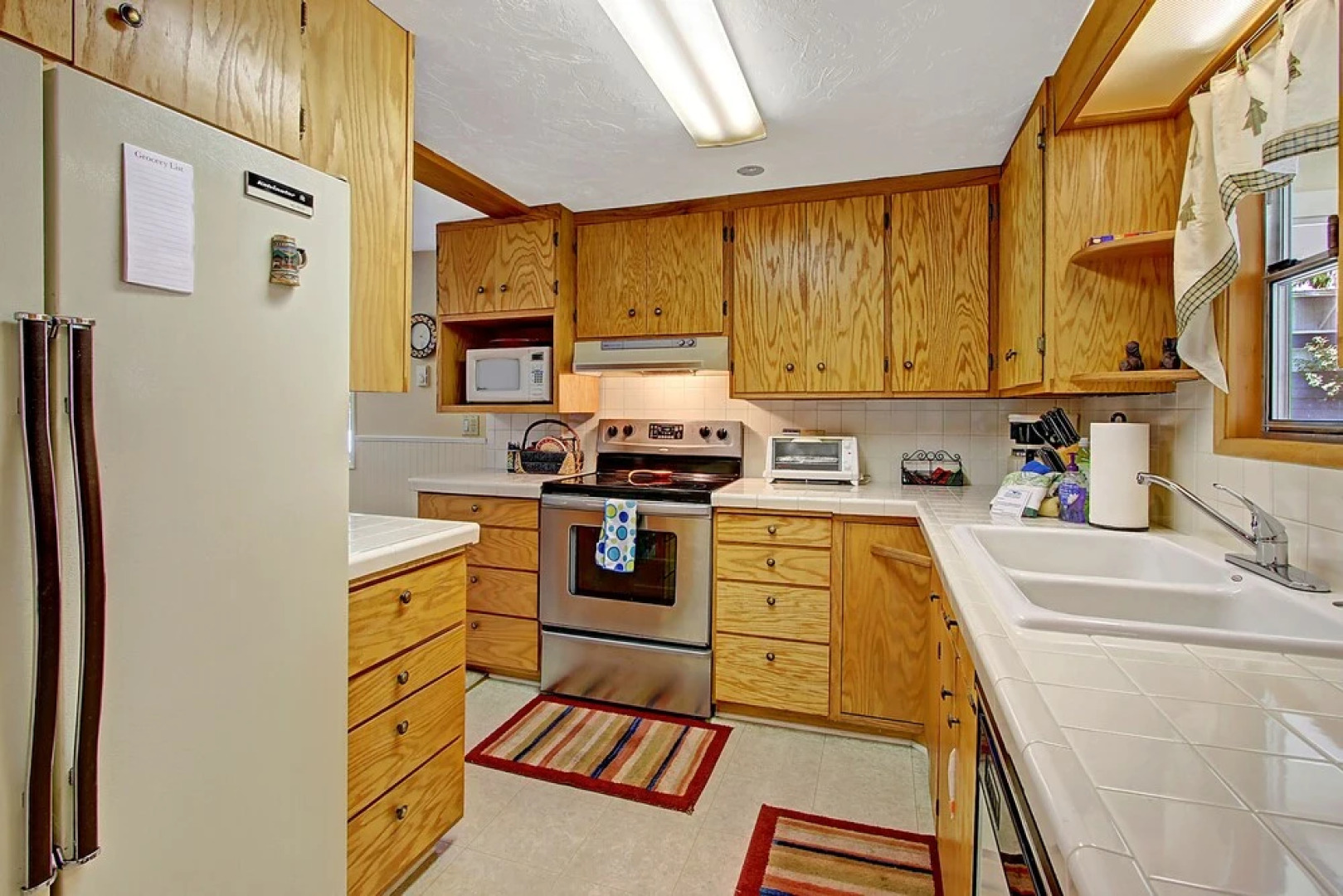 Peaceful Pines Cabin - Three Bedroom Home with Hot Tub