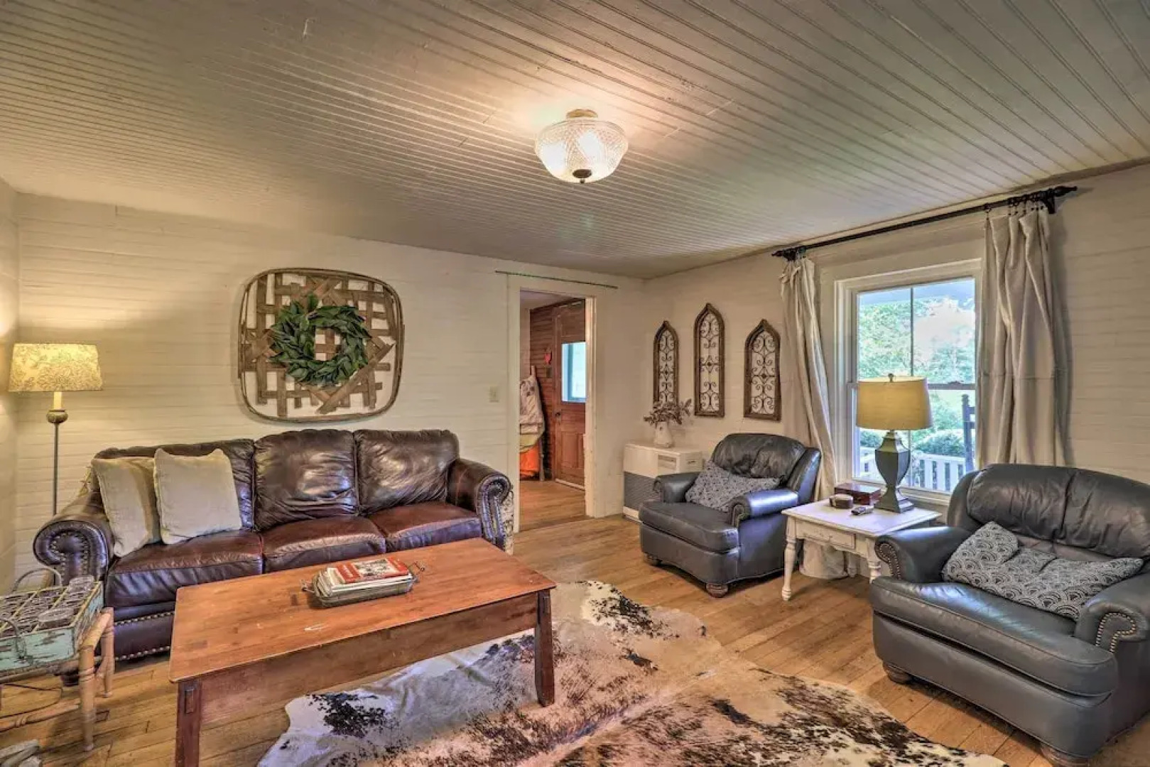 'lil Red Hen' Cottage in the Boone Area w/ Hot Tub