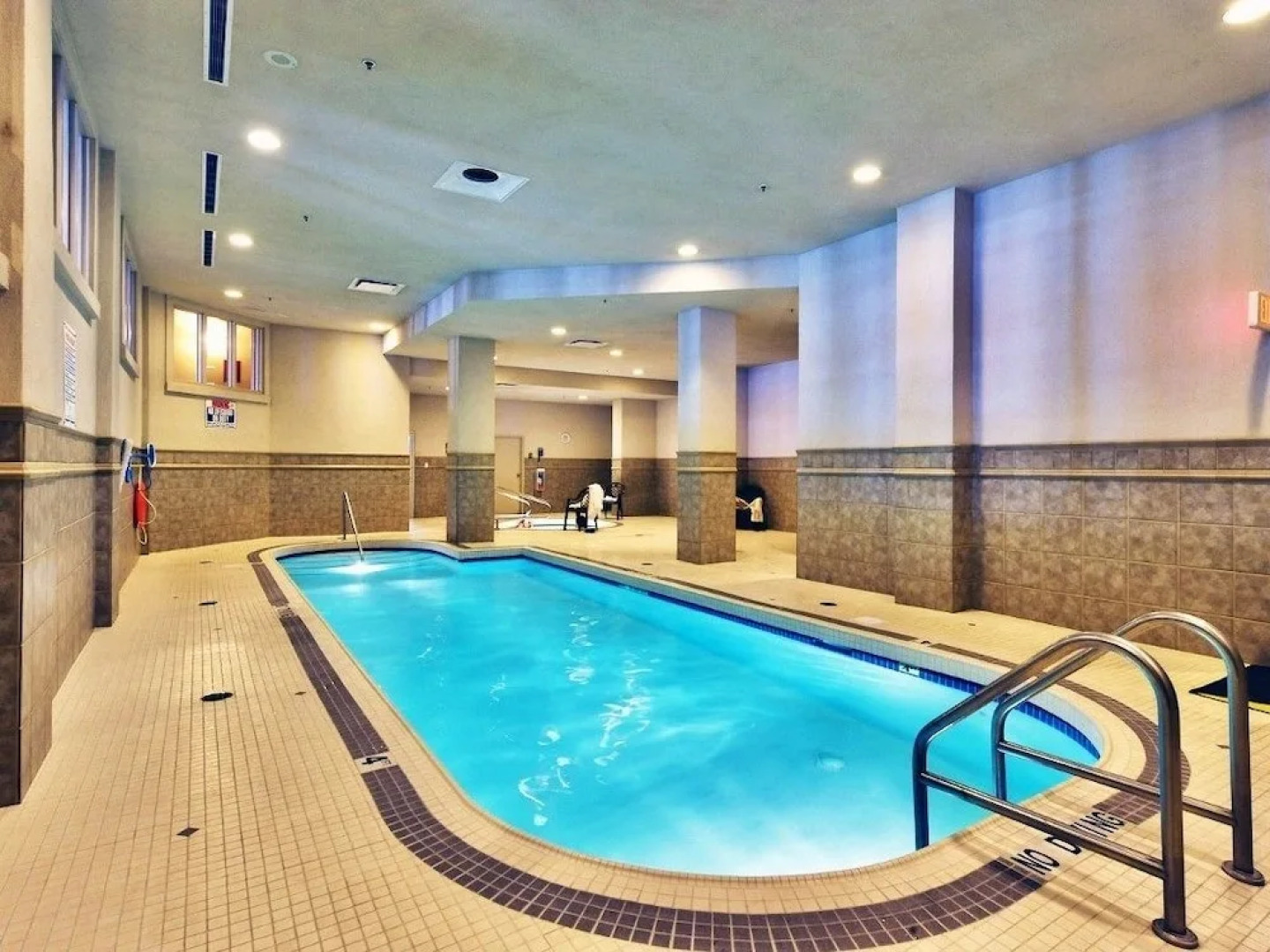 Sunset Waterfront Resort by KelownaGo