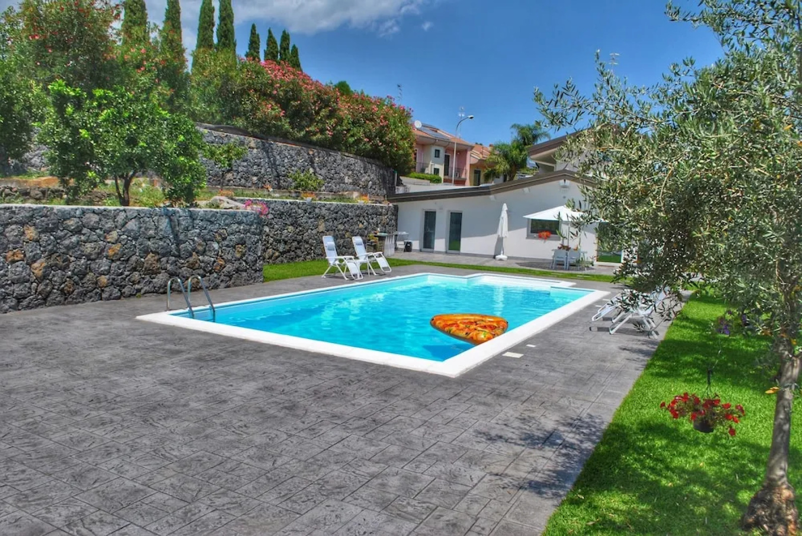 Villa Dedalisa by holidayngo