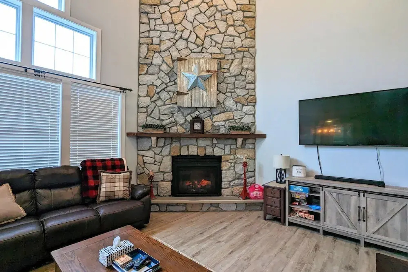 The Nest at Pinecrest by Avantstay Hot Tub Spacious Deck Game Room Fire Pit