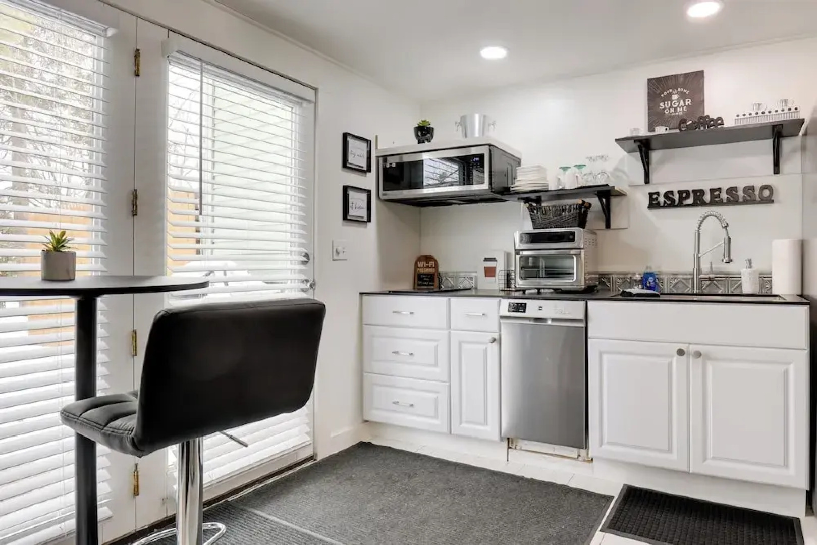 Near Keuka Lake: Walkable Paradise!