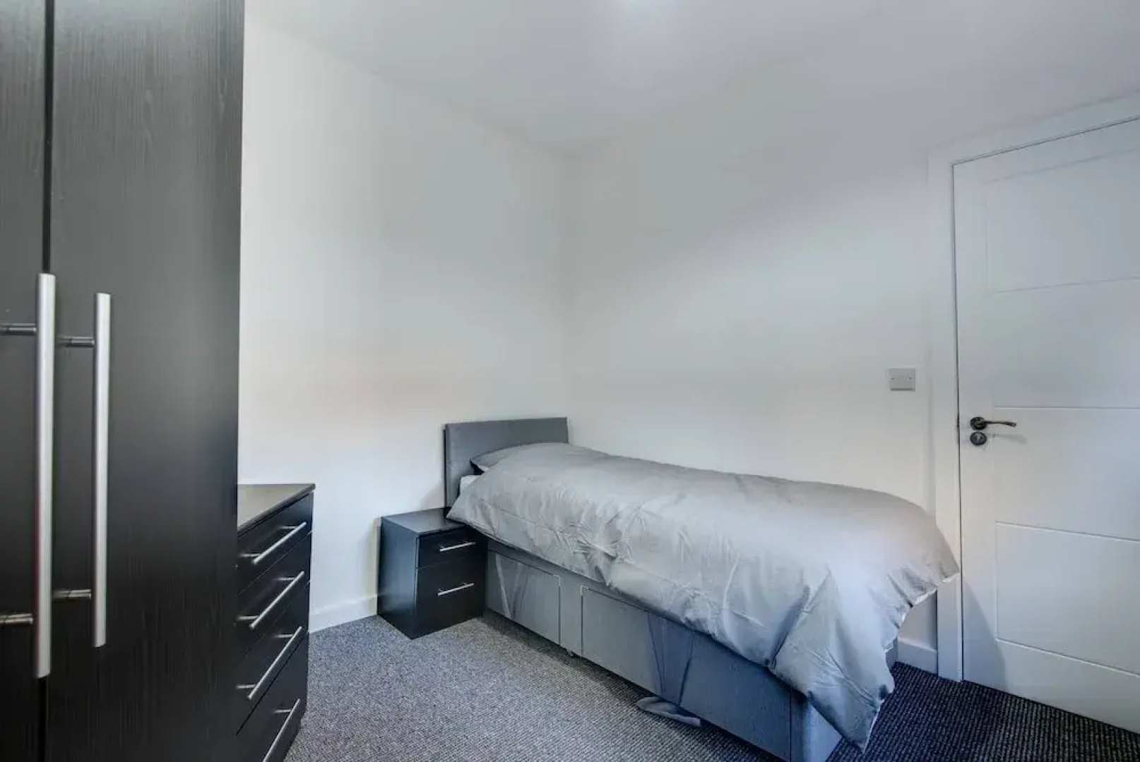 Self Check-In Town House in Barnsley Town Centre
