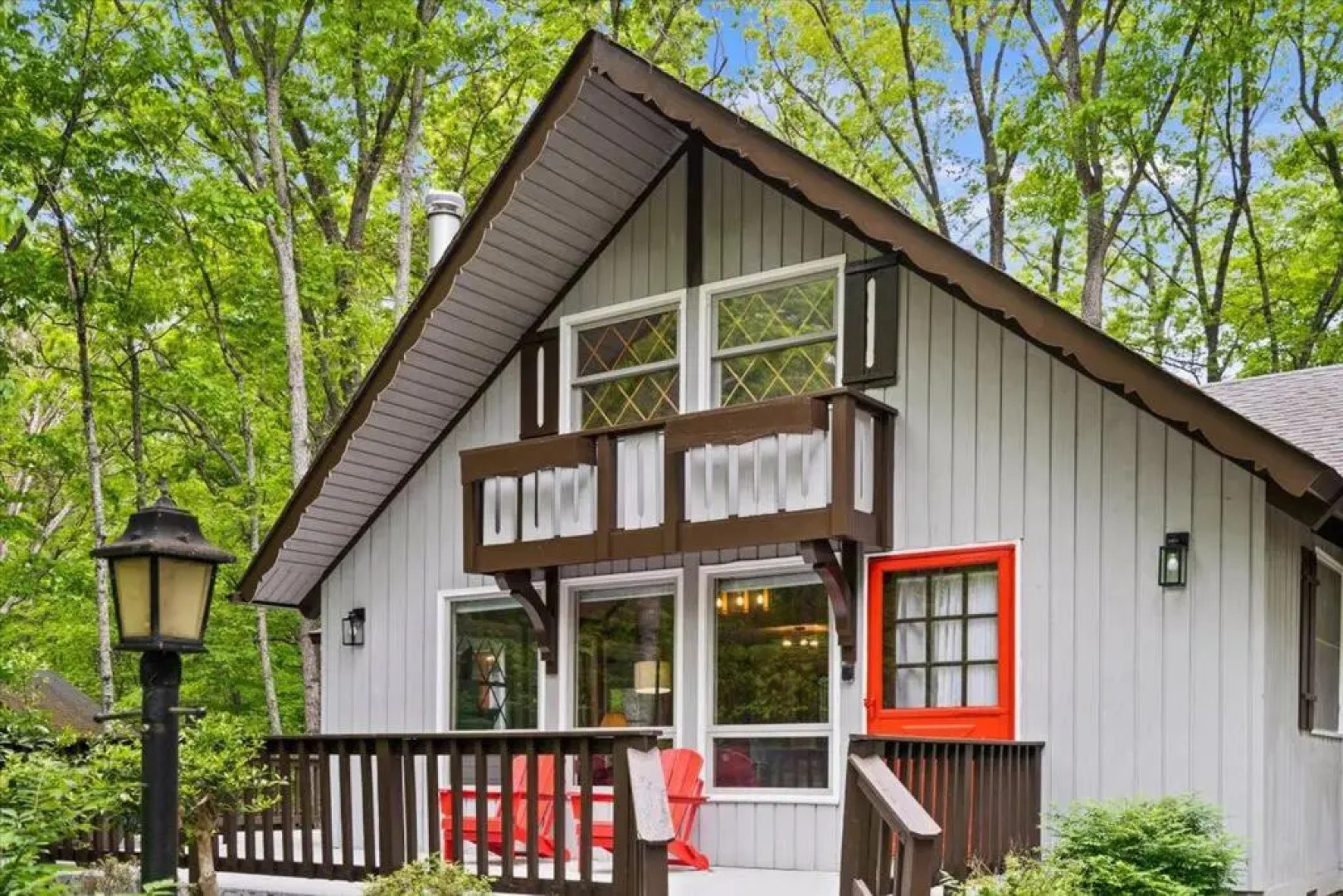 The Gingerbread House: 4 BR chalet, w/ Sunroom/Deck, sleeps 12, modern amenities