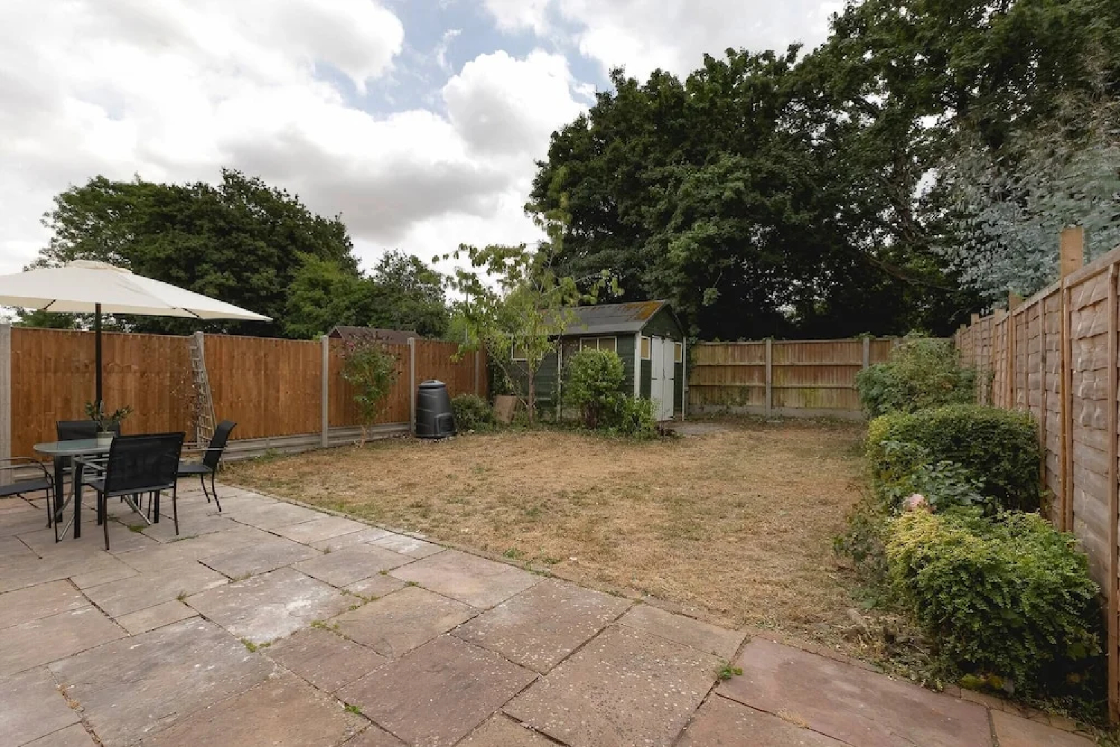 Skyvillion - Lush 2 Bed Hydean Way House & Garden