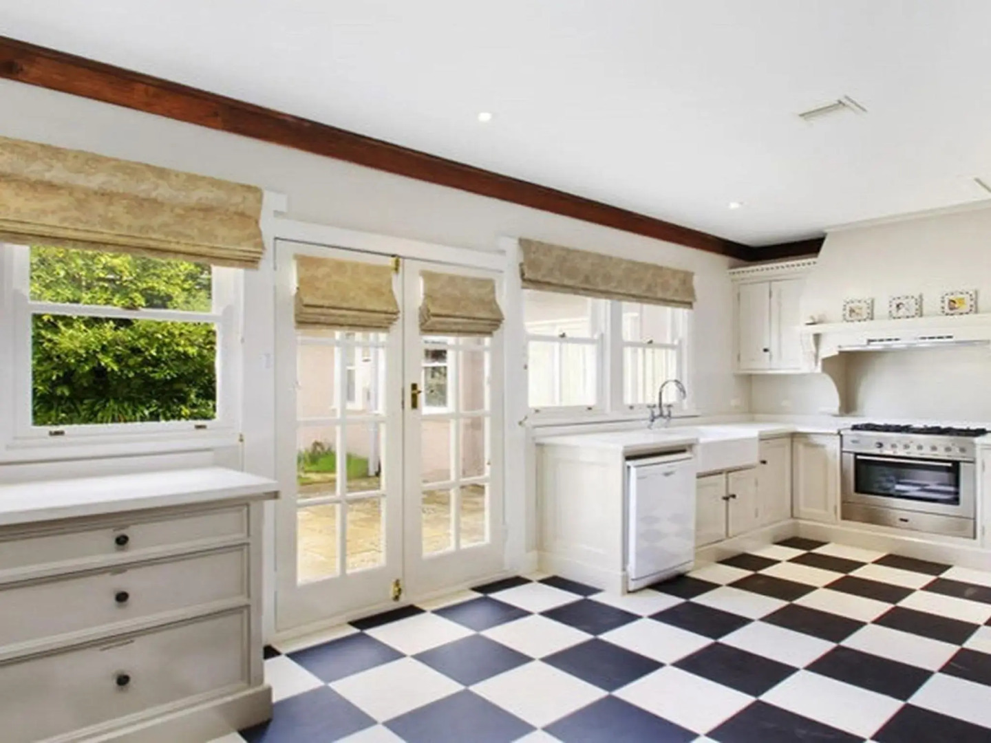 Robin Hill Manor - rambling retreat & tennis court