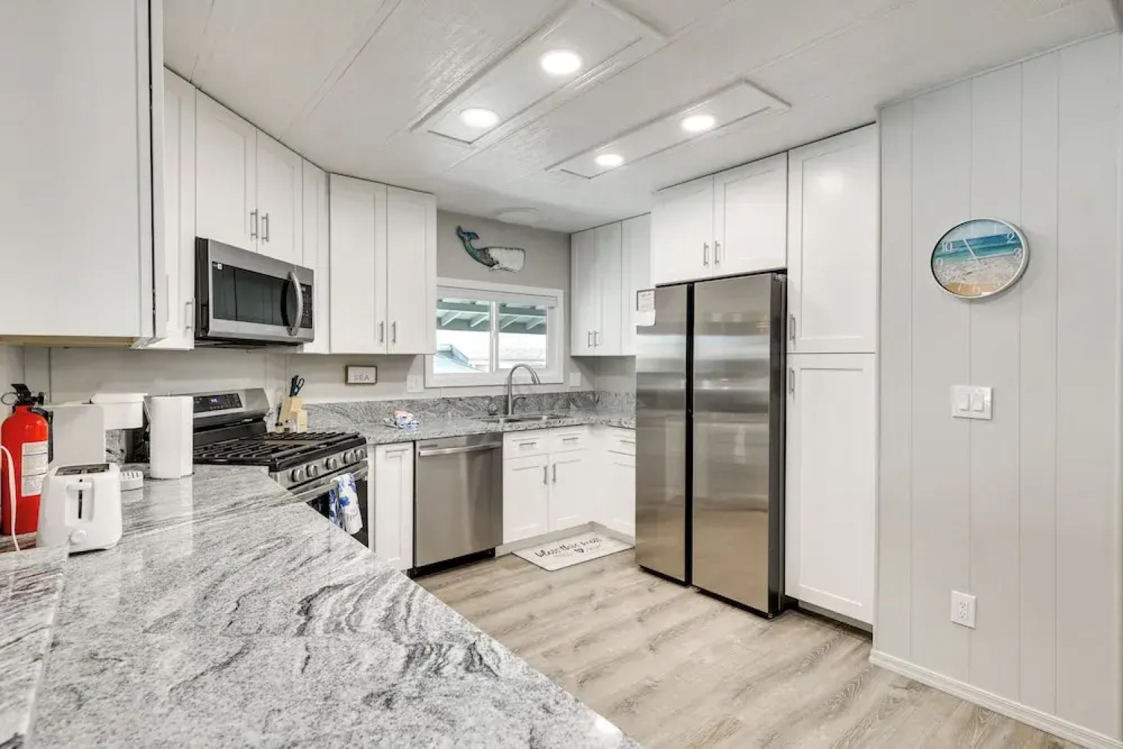 Colorado River Views: Waterfront Bullhead Home