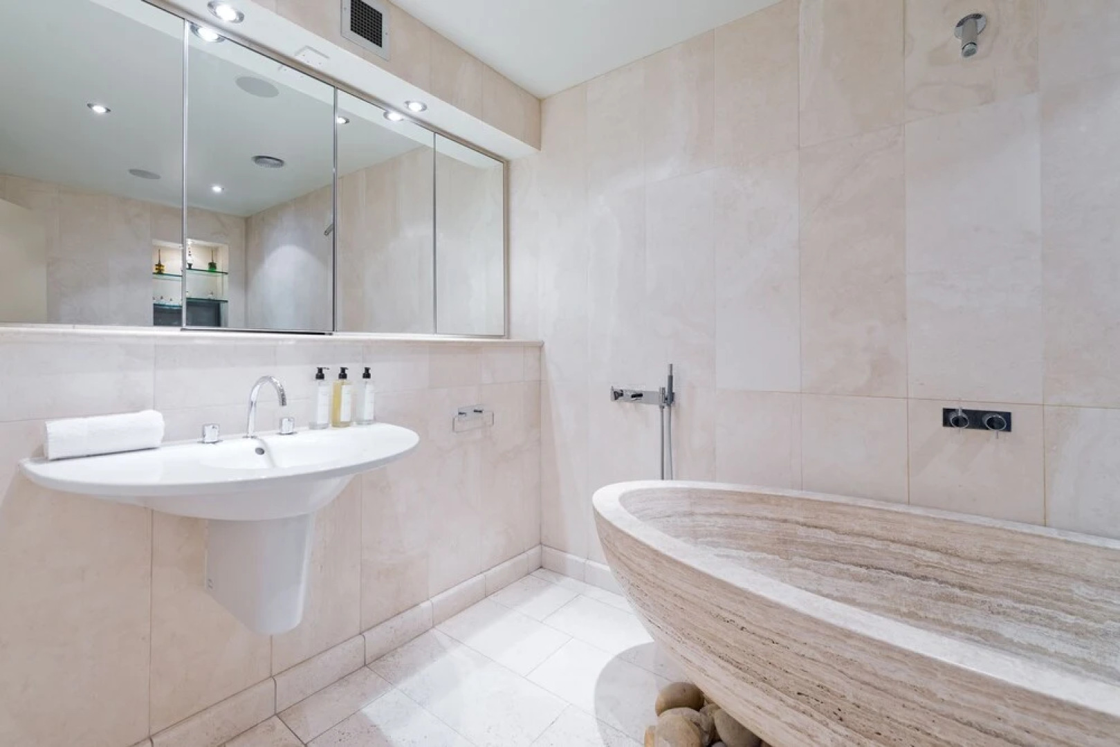 The Oscar Wilde Suite by 5STARSTAY