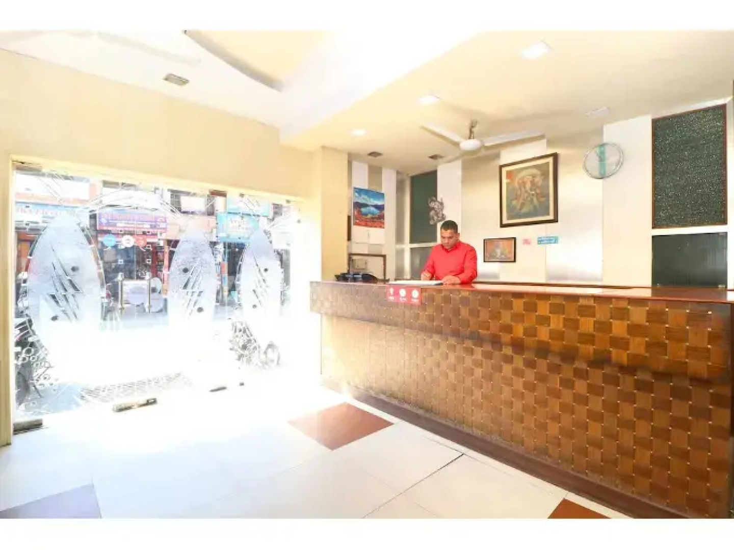 Oyo 30127 Hotel Sabina International