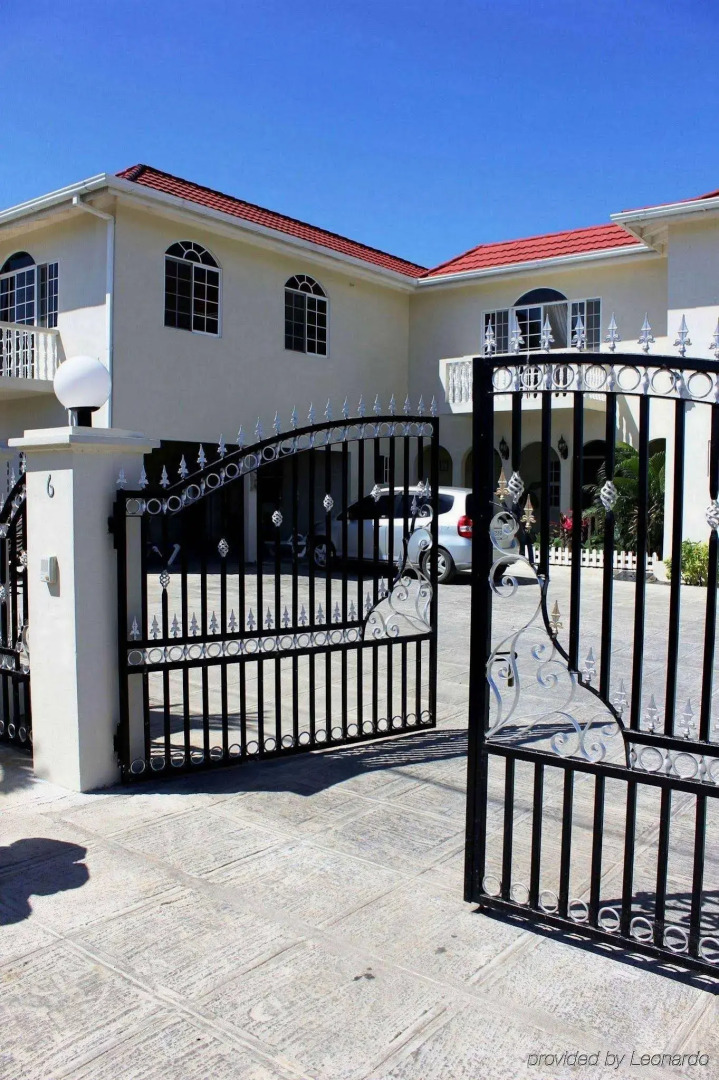 Retreat Guesthouse Luxury Suites