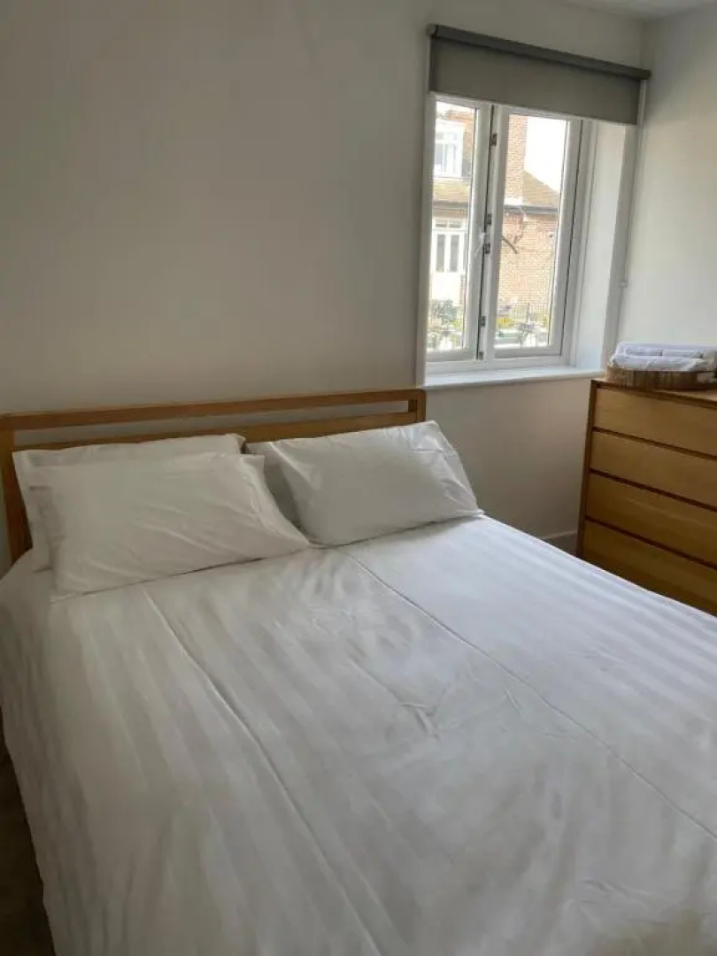 The Clock Tower Apartment - Large, Modern, 2 bed apartment, Southsea with Free parking - sleeps 4