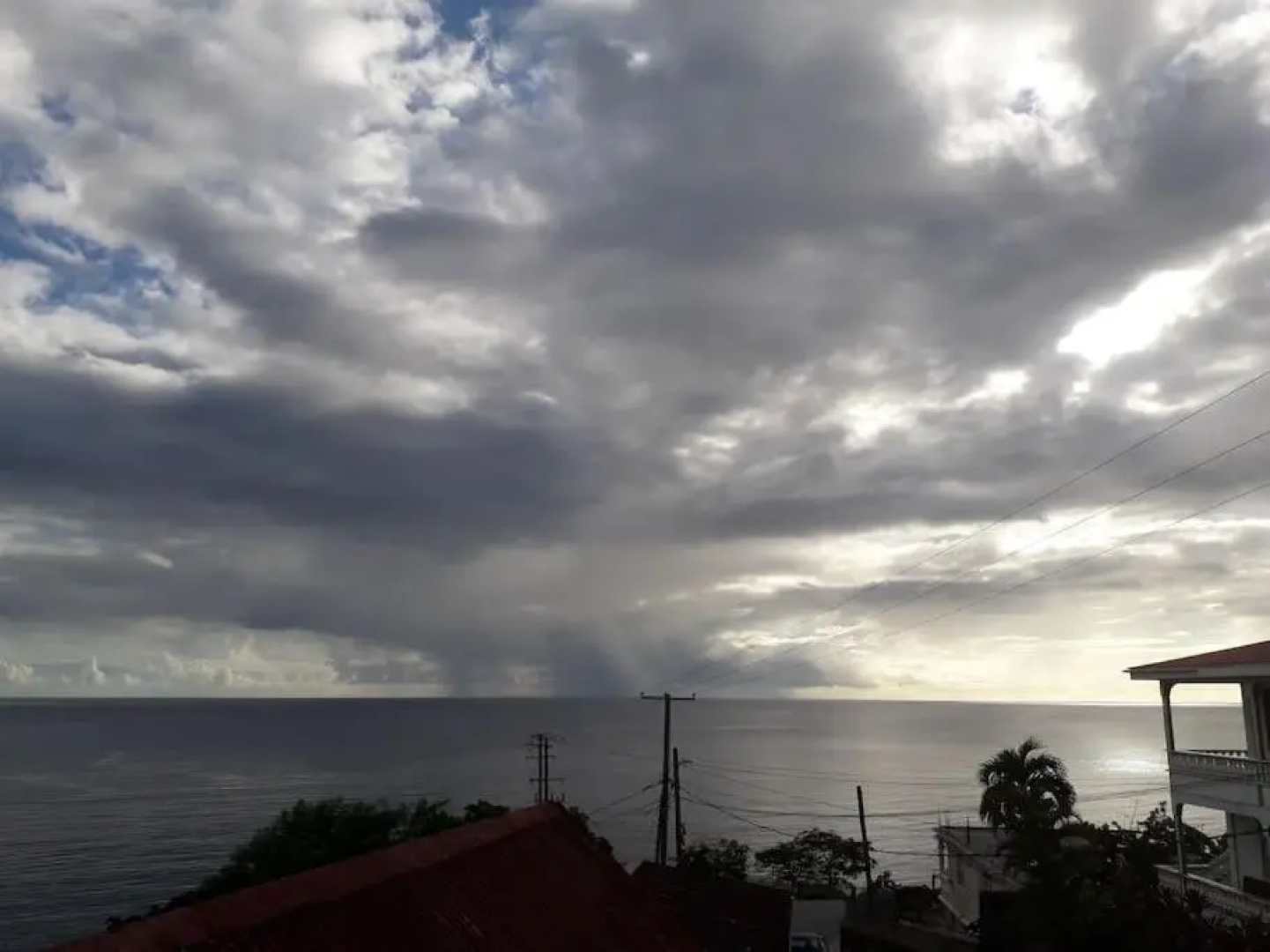 Spacious, Cozy Two Bedroom Apartment Overlooking the Beach