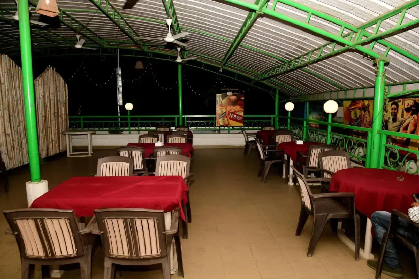 Hotel Monarch Center Point near Dahanu Beach, Bordi